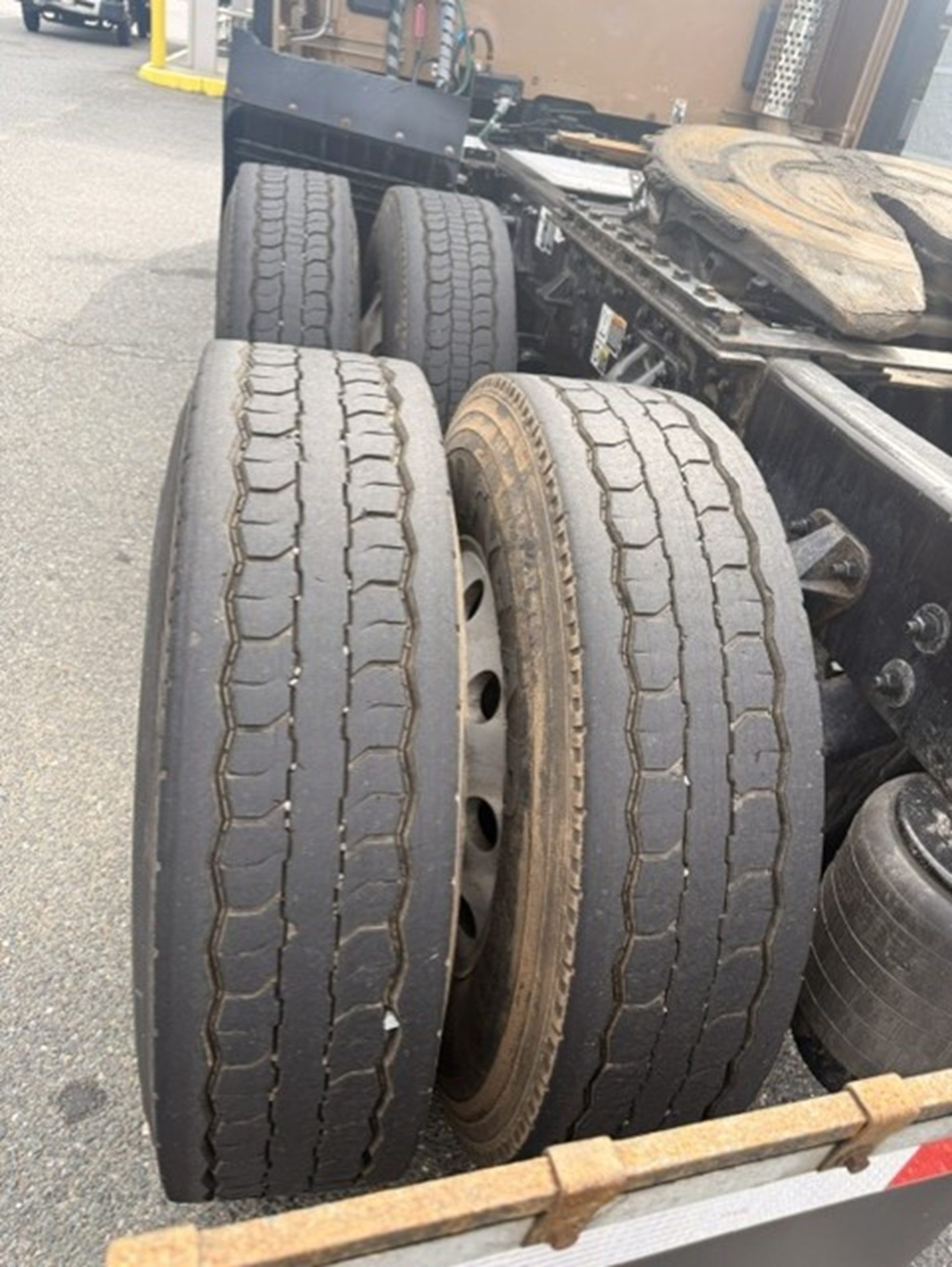 2022 Kenworth T680 - image 3 of 6