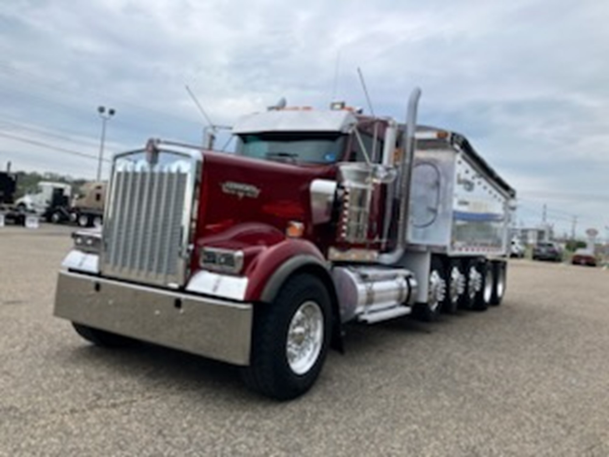 2022 Kenworth W900B - image 1 of 6