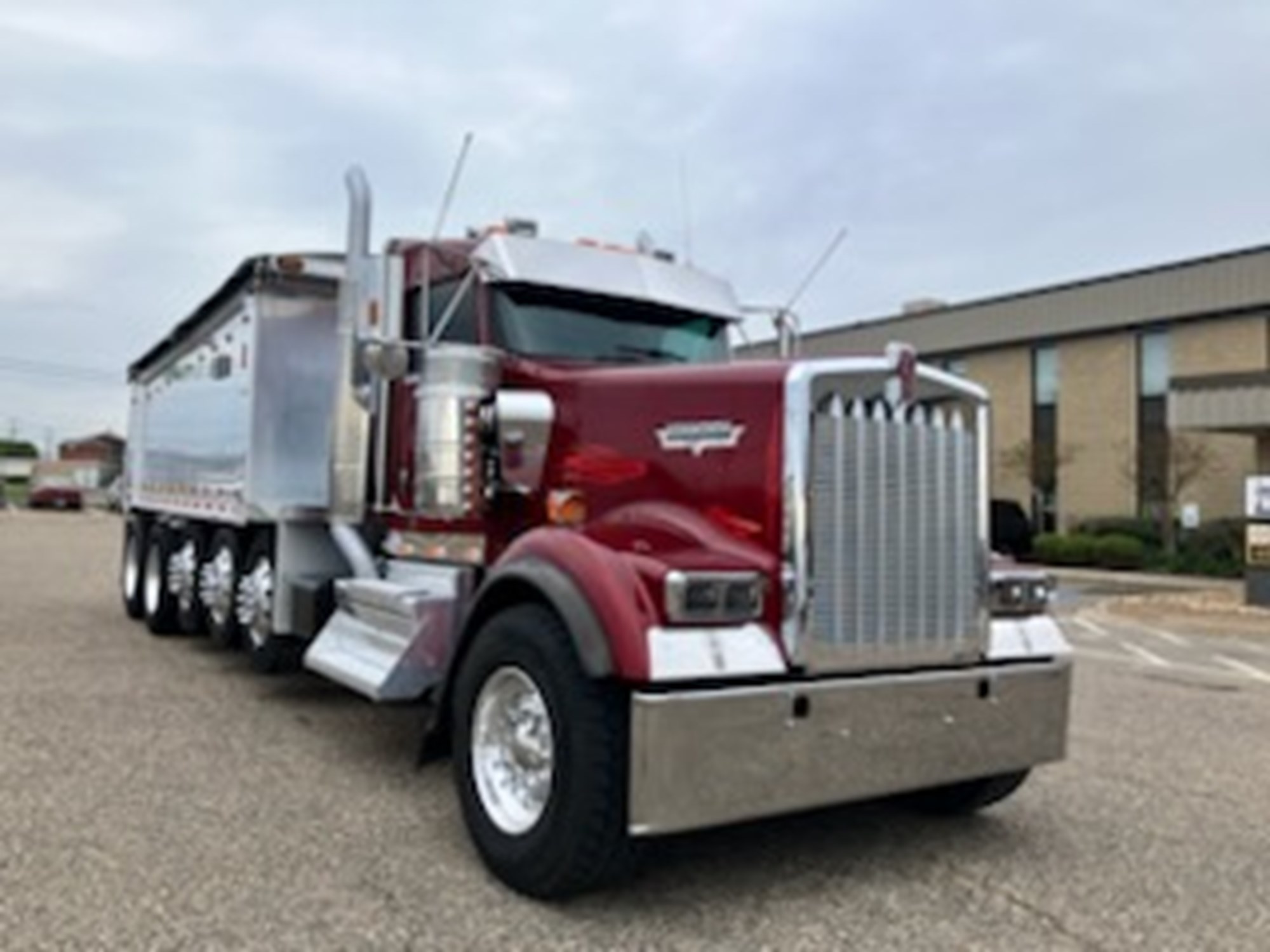 2022 Kenworth W900B - image 3 of 6