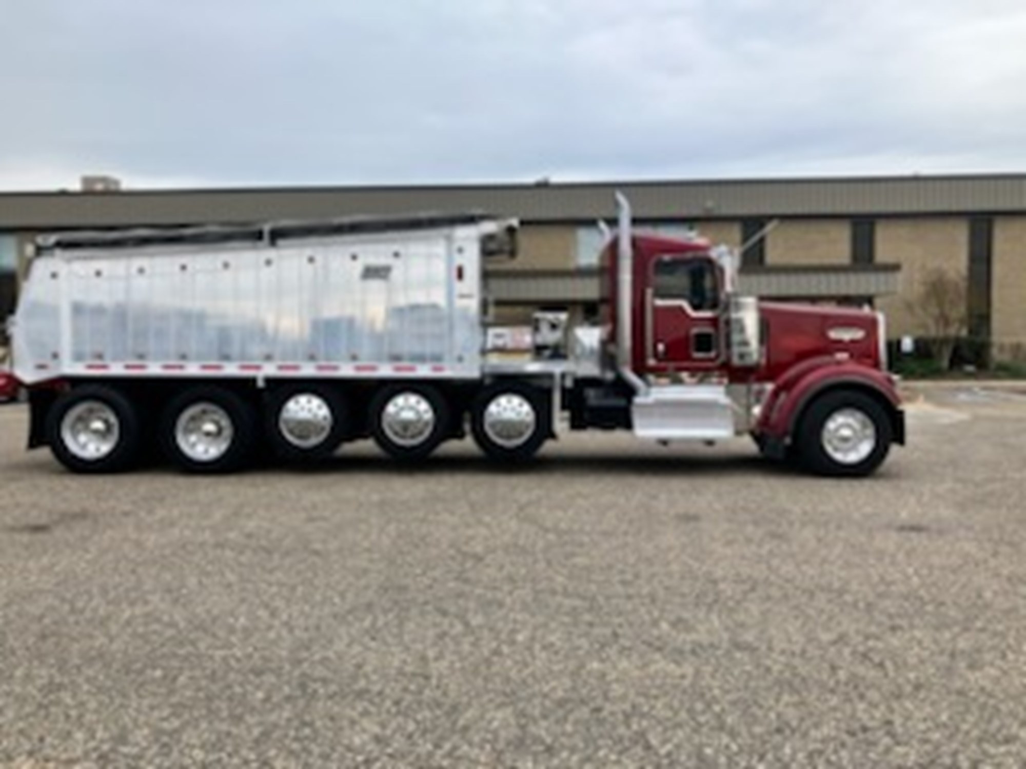 2022 Kenworth W900B - image 4 of 6
