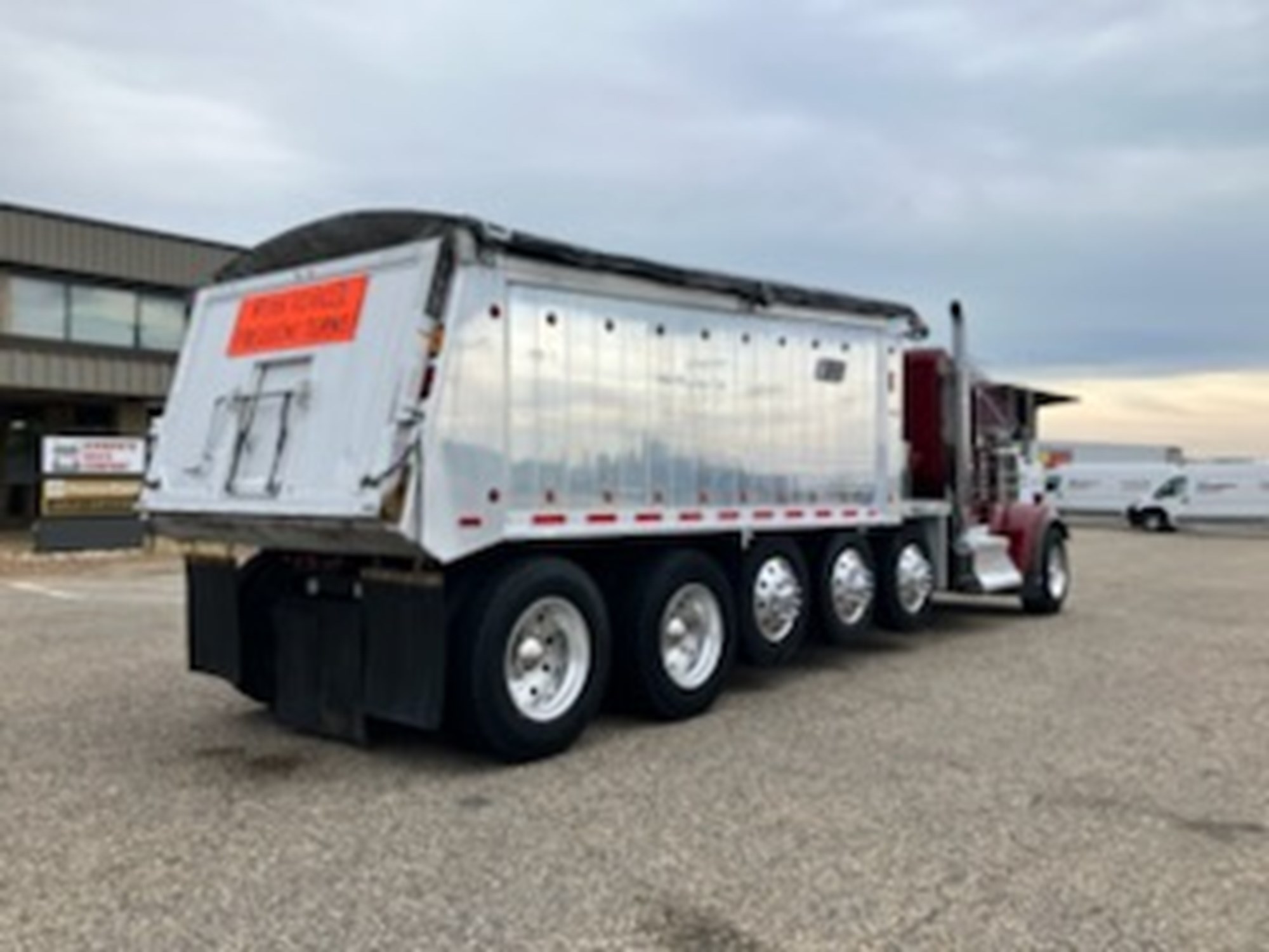 2022 Kenworth W900B - image 5 of 6