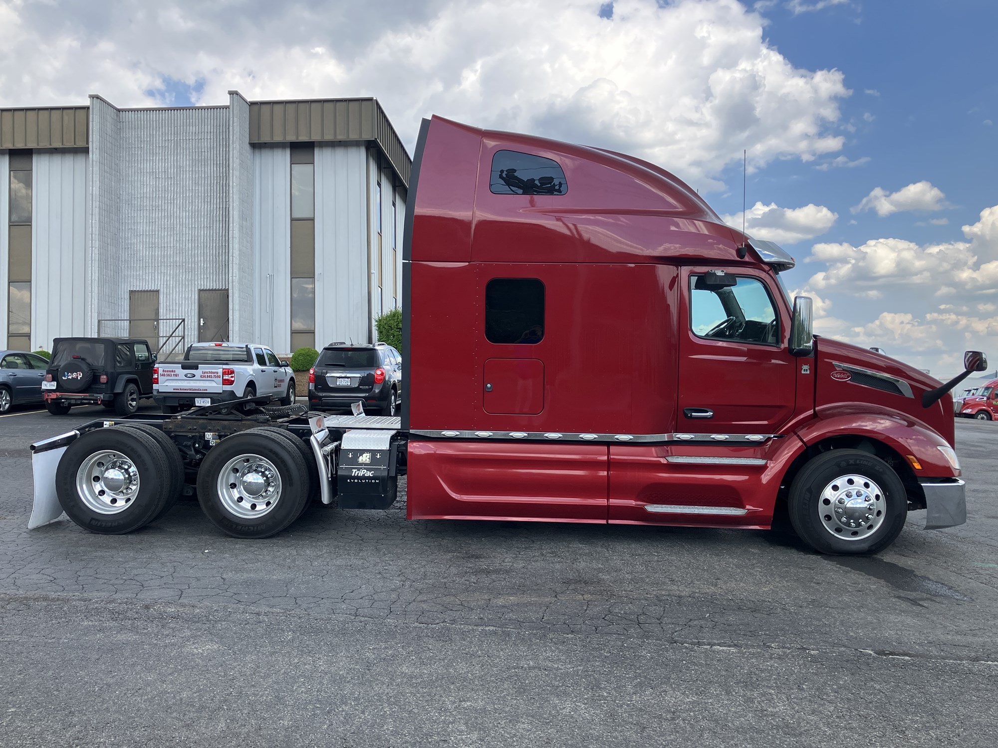2023 Peterbilt 579 - image 3 of 6