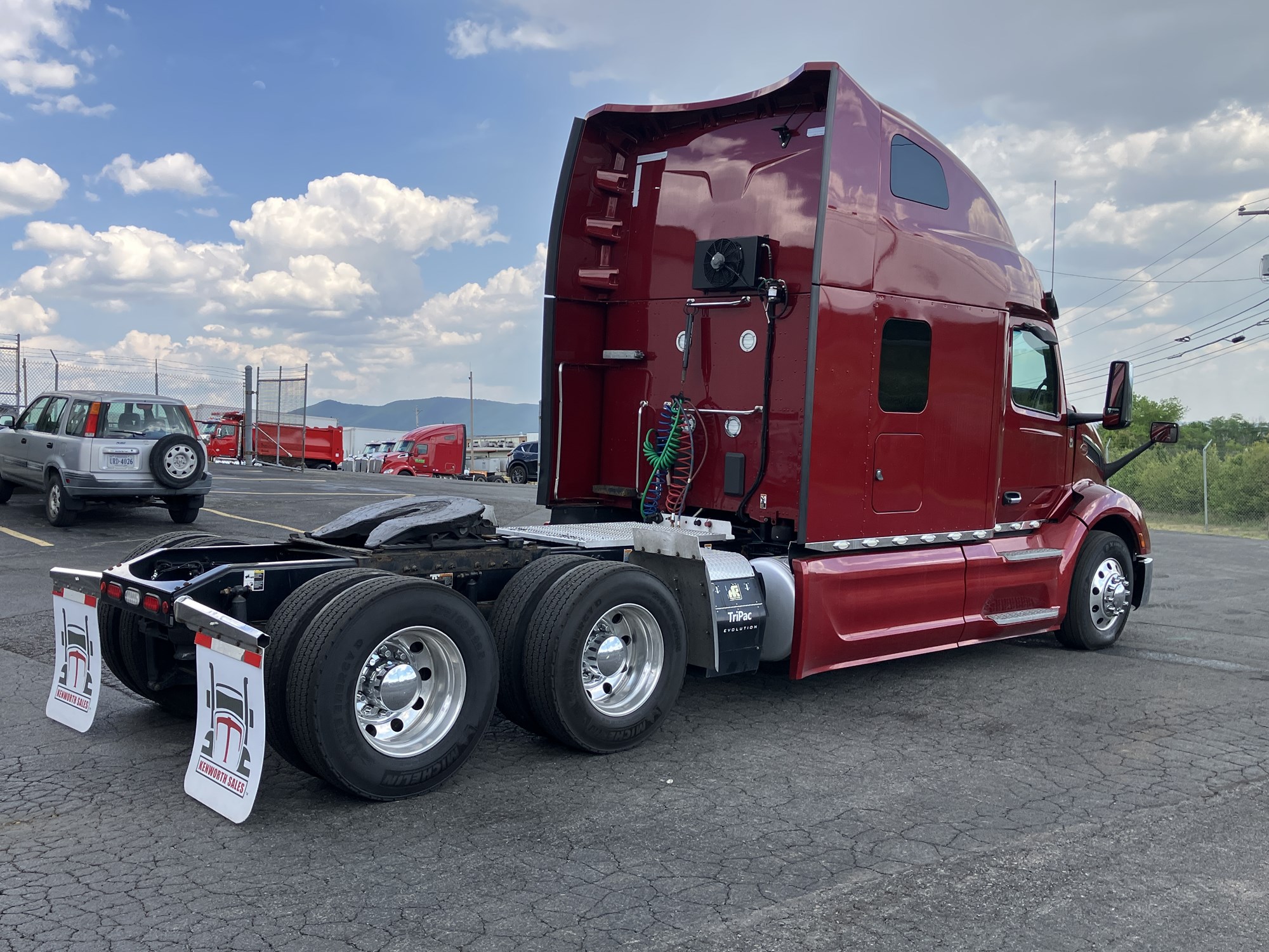 2023 Peterbilt 579 - image 4 of 6