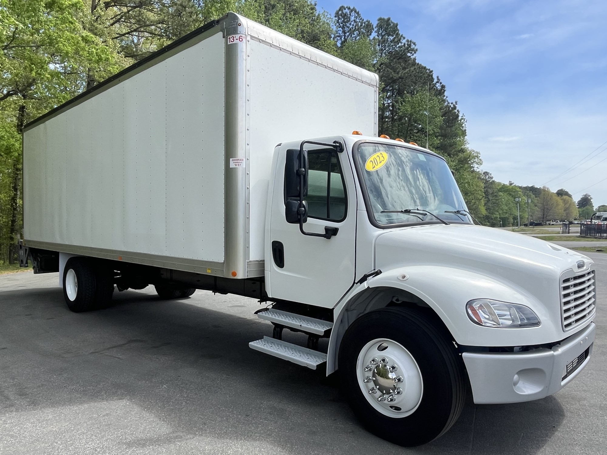 2023 Freightliner M2 - image 3 of 6