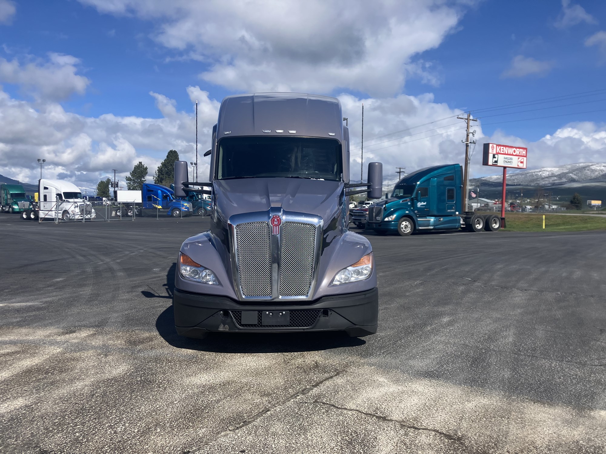 2023 Kenworth T680 - image 2 of 6
