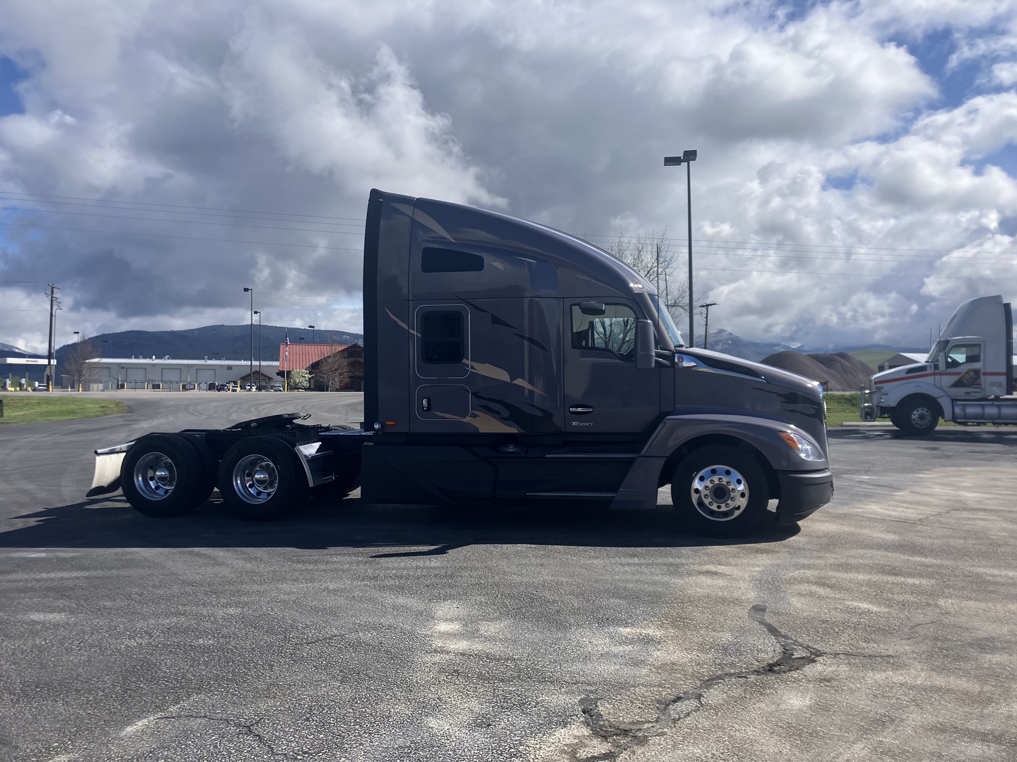2023 Kenworth T680 - image 4 of 6