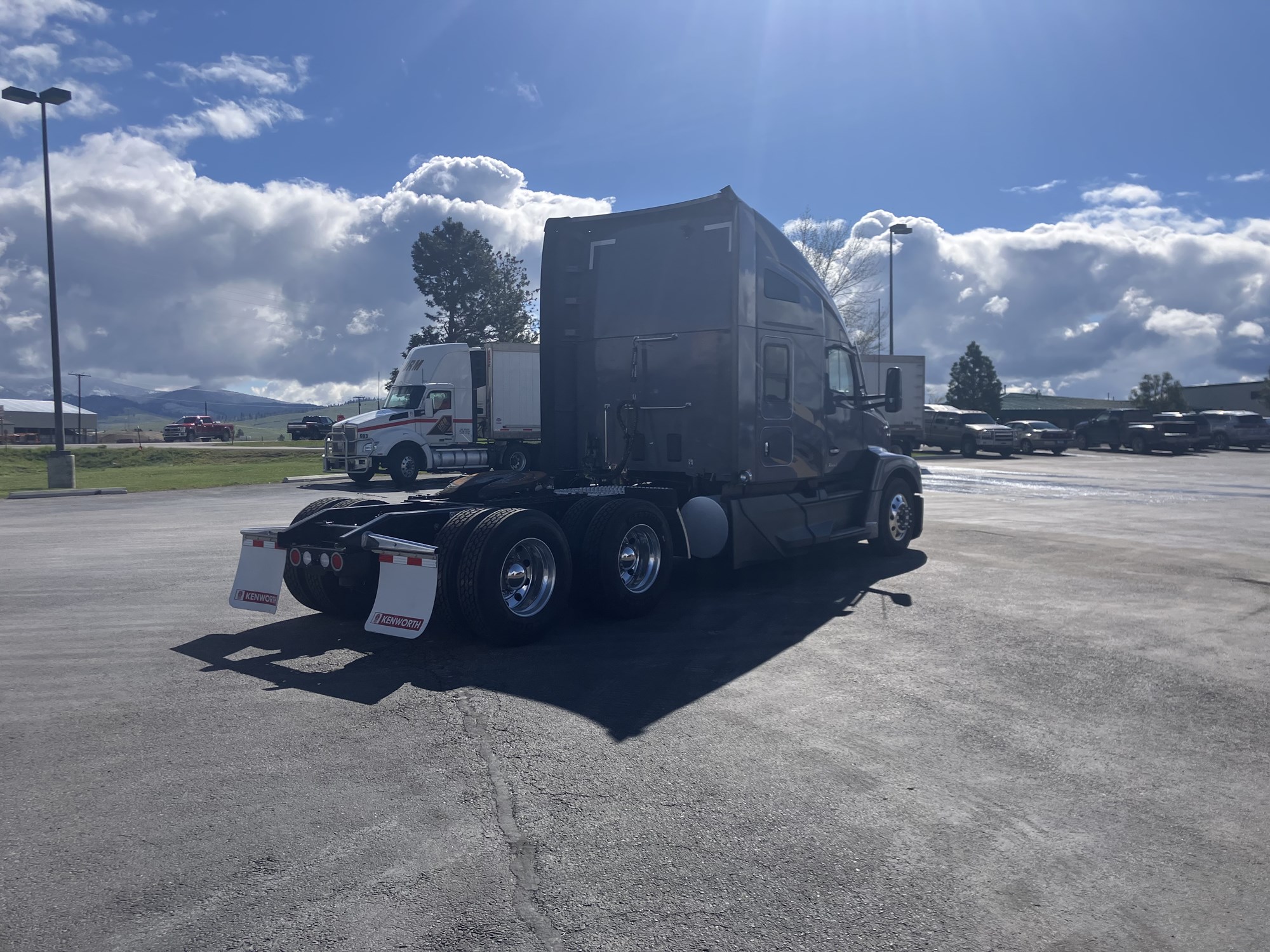 2023 Kenworth T680 - image 5 of 6