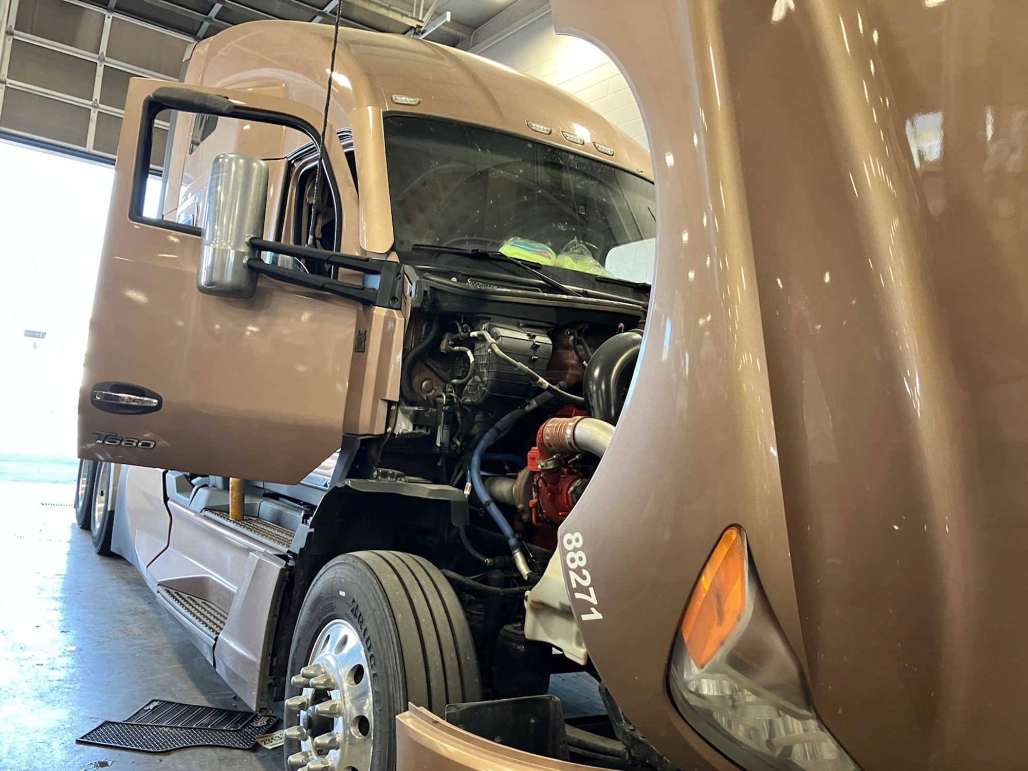 2023 Kenworth T680 - image 2 of 2