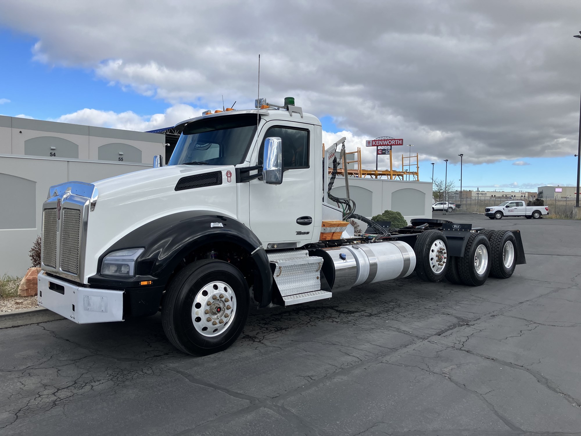 2023 Kenworth T880 - image 2 of 6