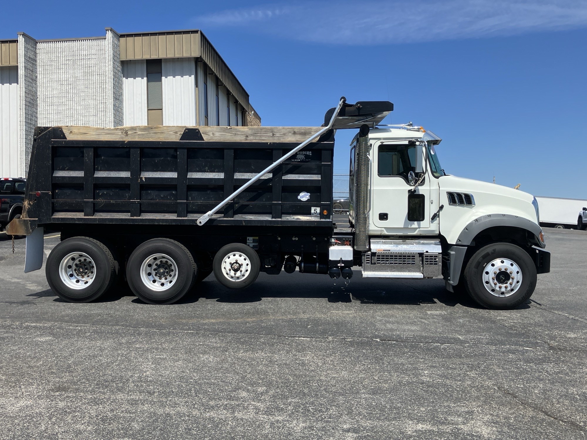 2023 Mack Granite - image 3 of 6