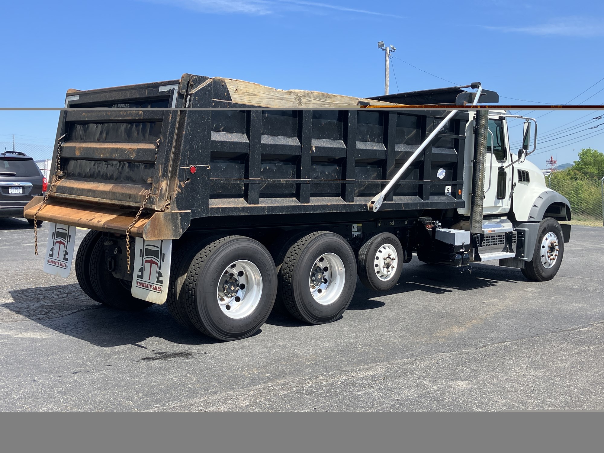 2023 Mack Granite - image 5 of 6