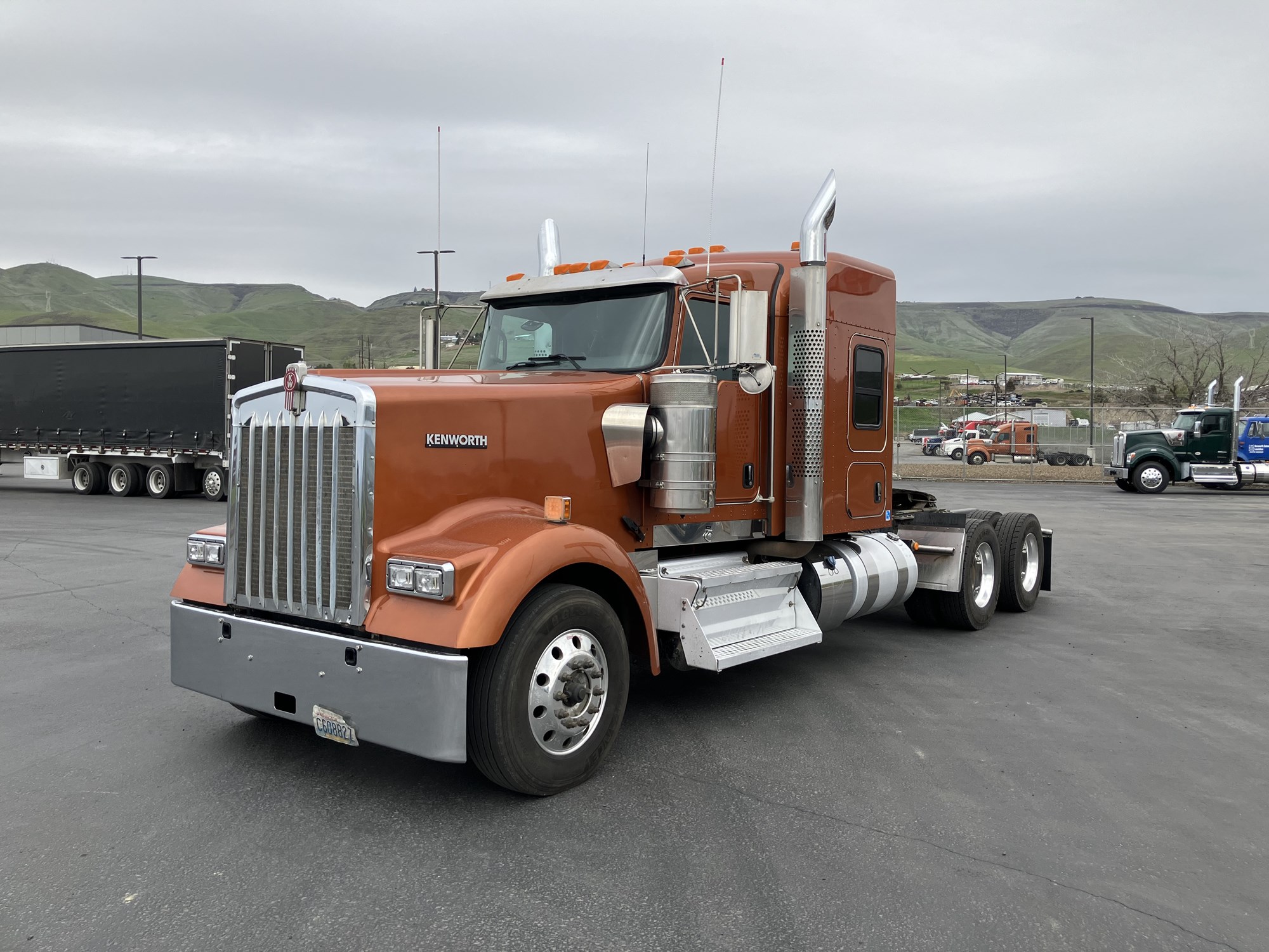 2023 Kenworth W900 - image 1 of 6