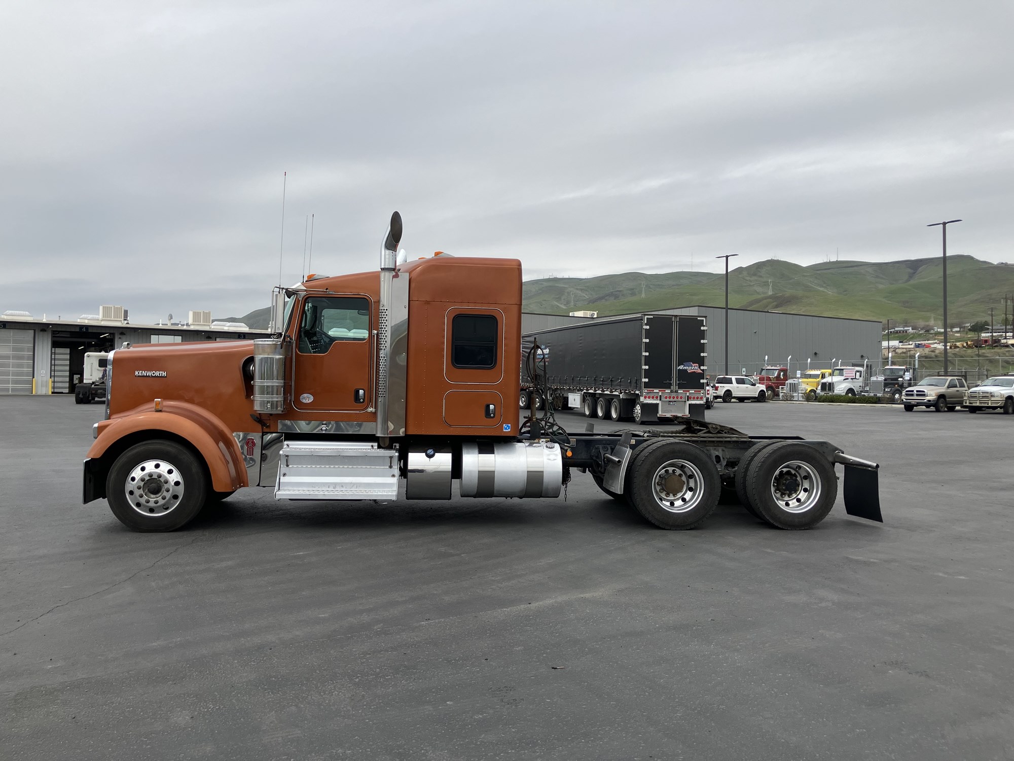 2023 Kenworth W900 - image 5 of 6