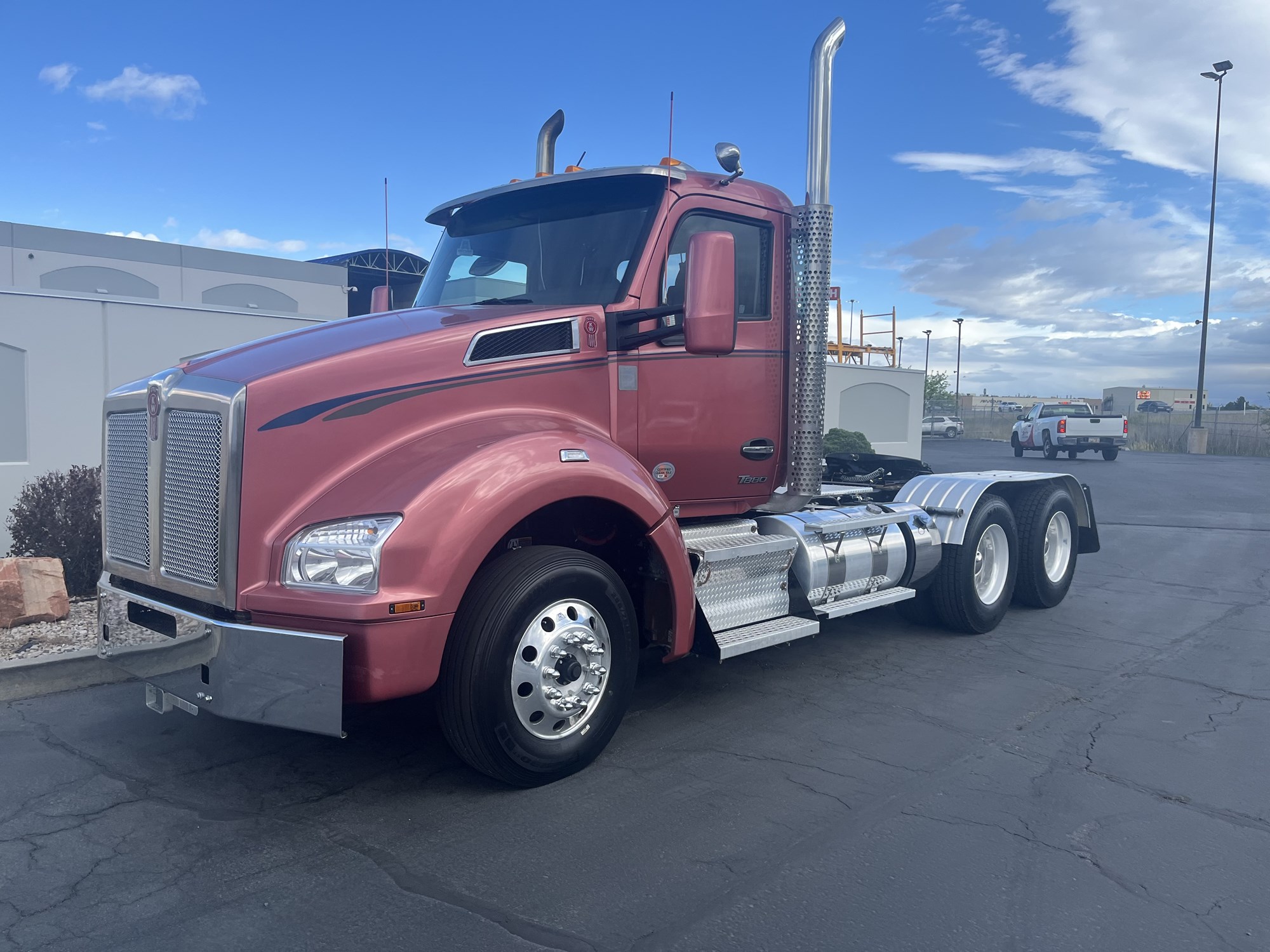 2024 Kenworth T880 - image 2 of 6
