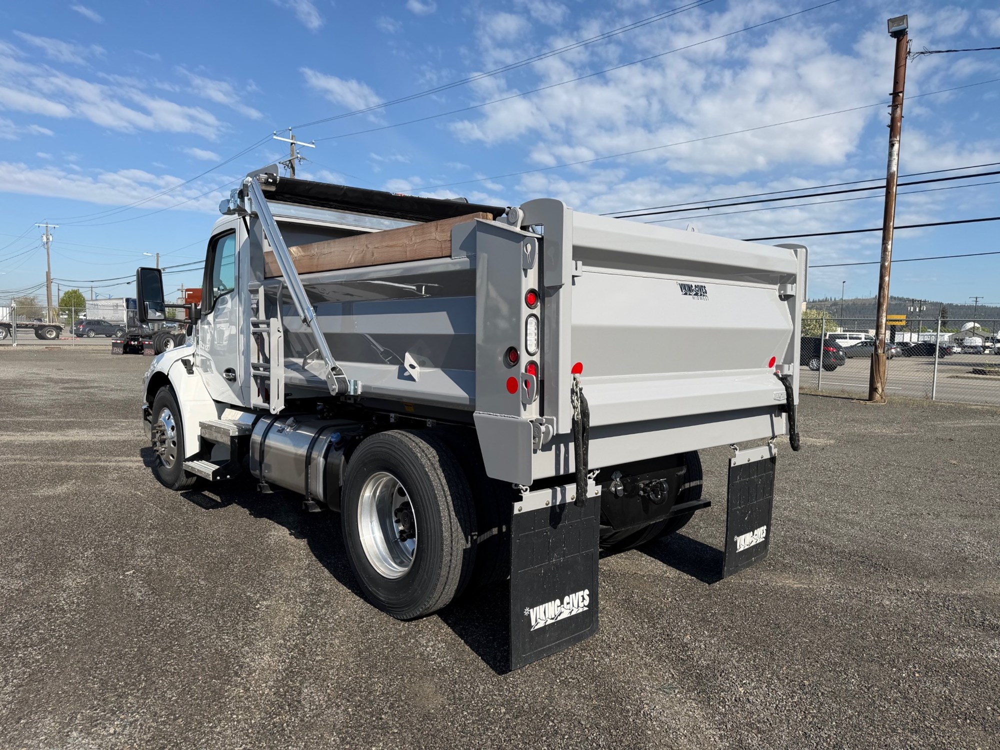 2025 Kenworth T380 - image 2 of 6