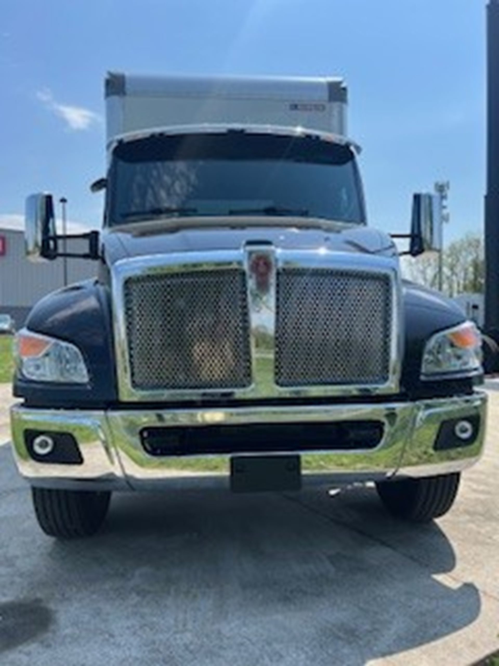 2025 Kenworth T380 - image 2 of 6