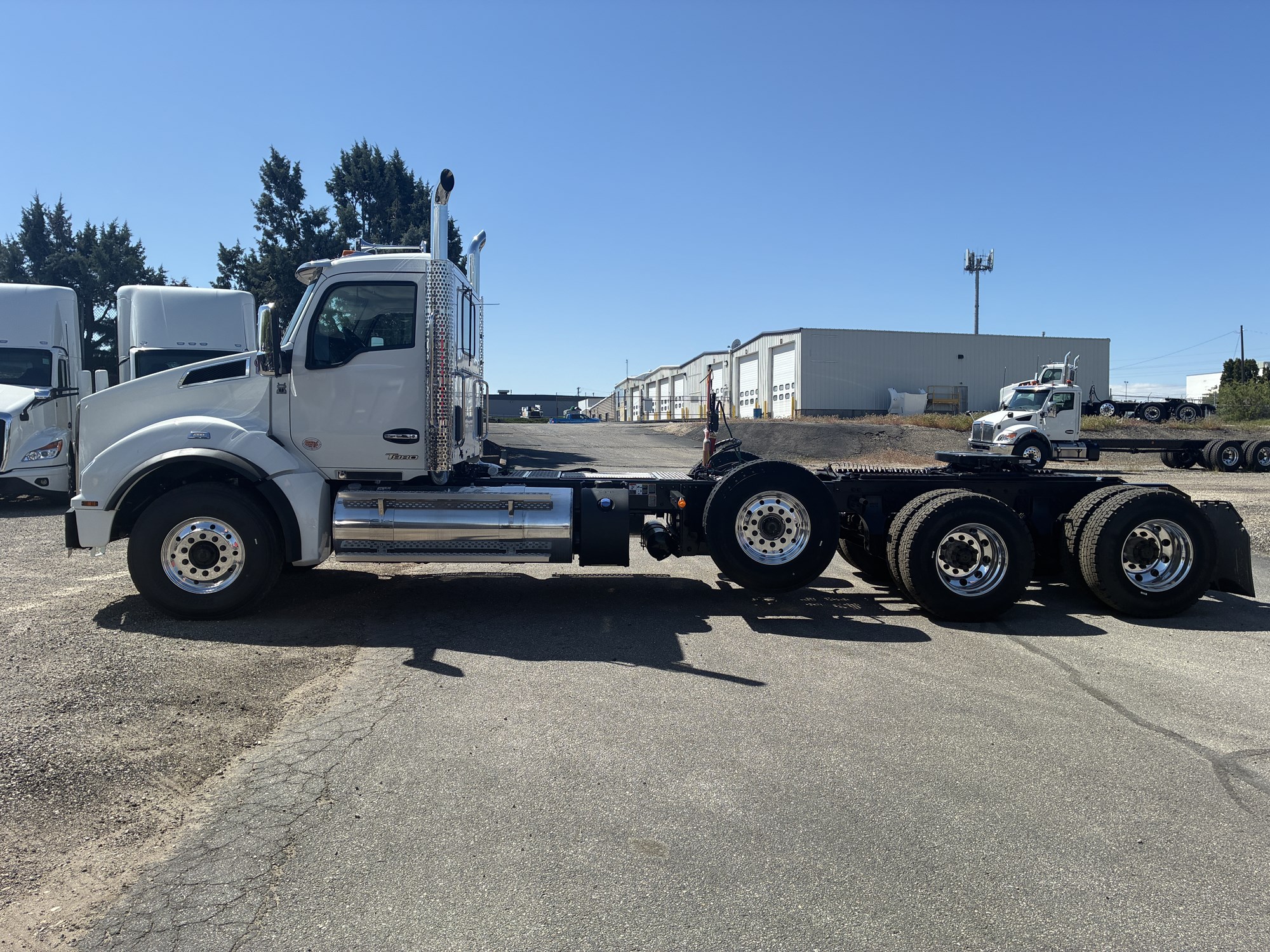 2026 Kenworth T880 - image 2 of 6