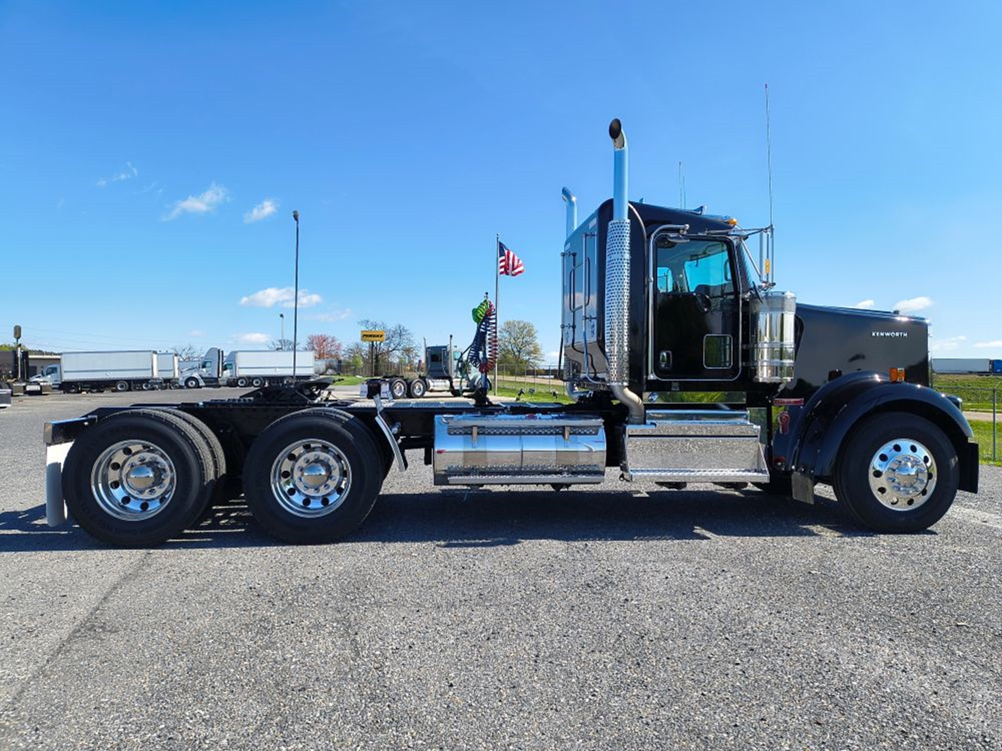 2027 Kenworth W900B - image 2 of 6