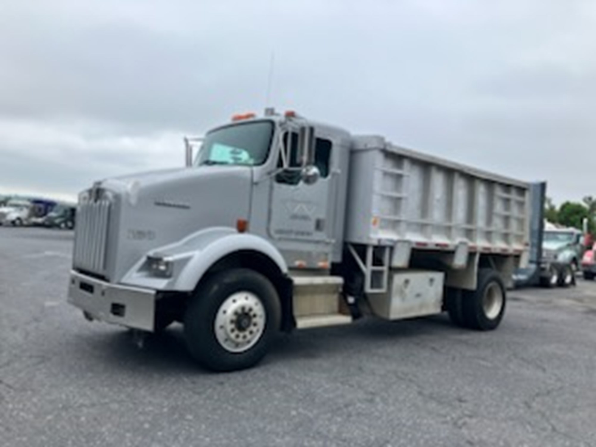 2002 Kenworth T800 - image 1 of 4