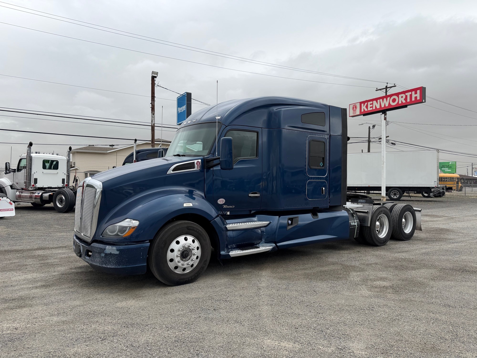 2017 Kenworth T680 2017 Kenworth T680 - image 1 of 6