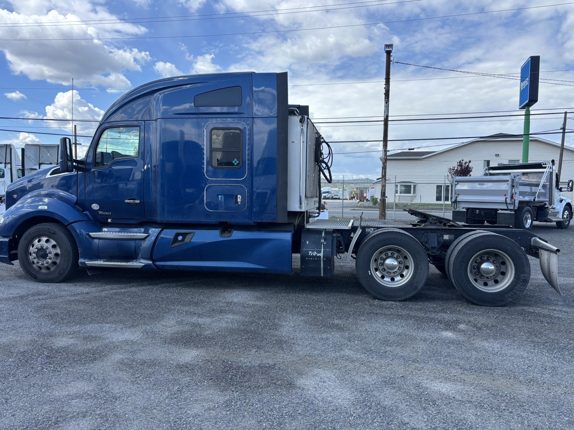 2017 Kenworth T680 - image 2 of 6