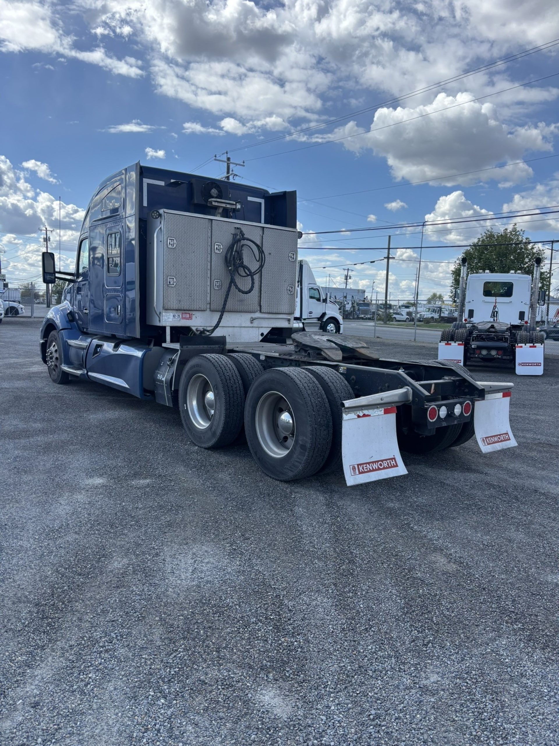 2017 Kenworth T680 - image 3 of 6