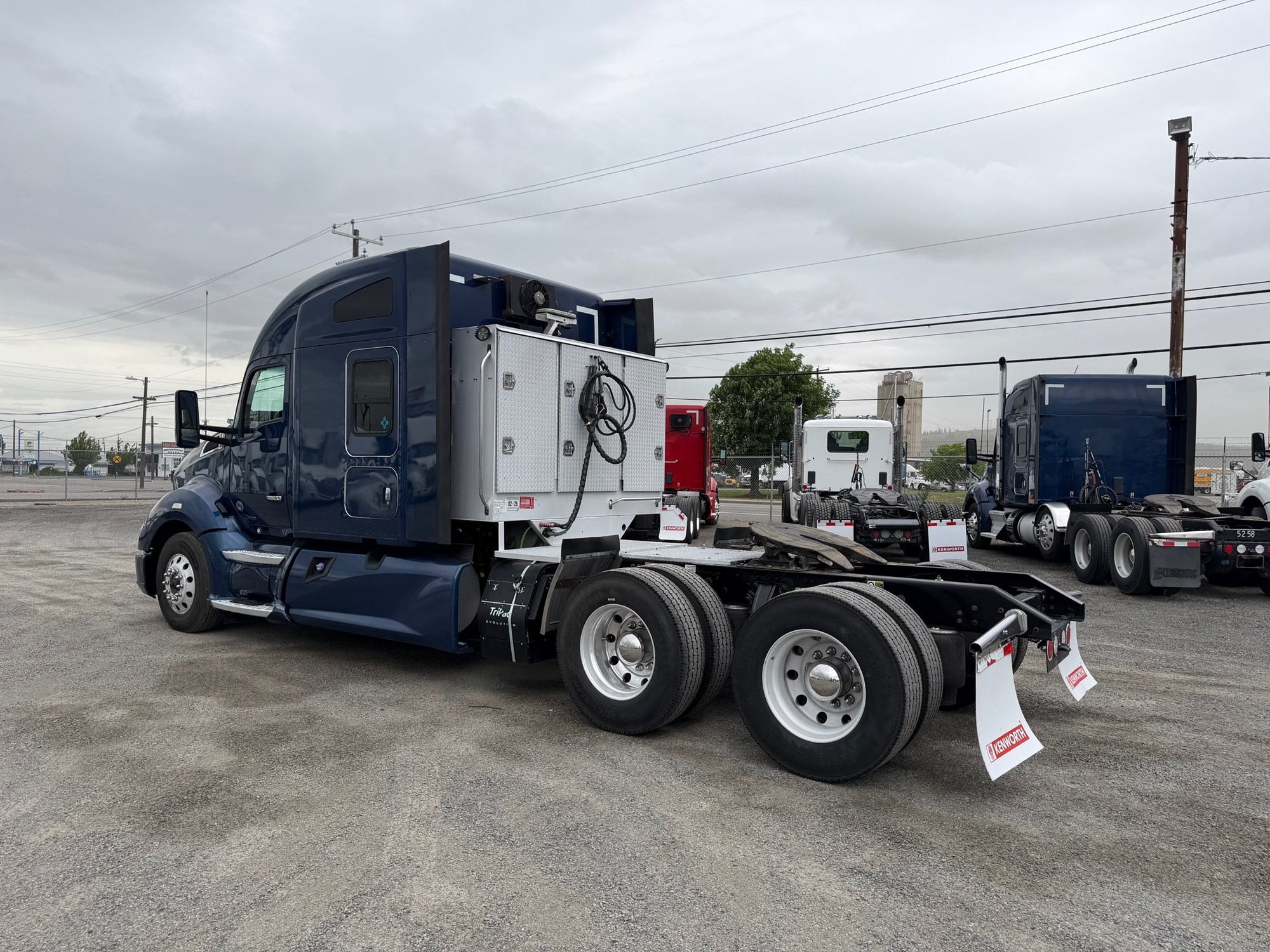 2017 Kenworth T680 2017 Kenworth T680 - image 4 of 6
