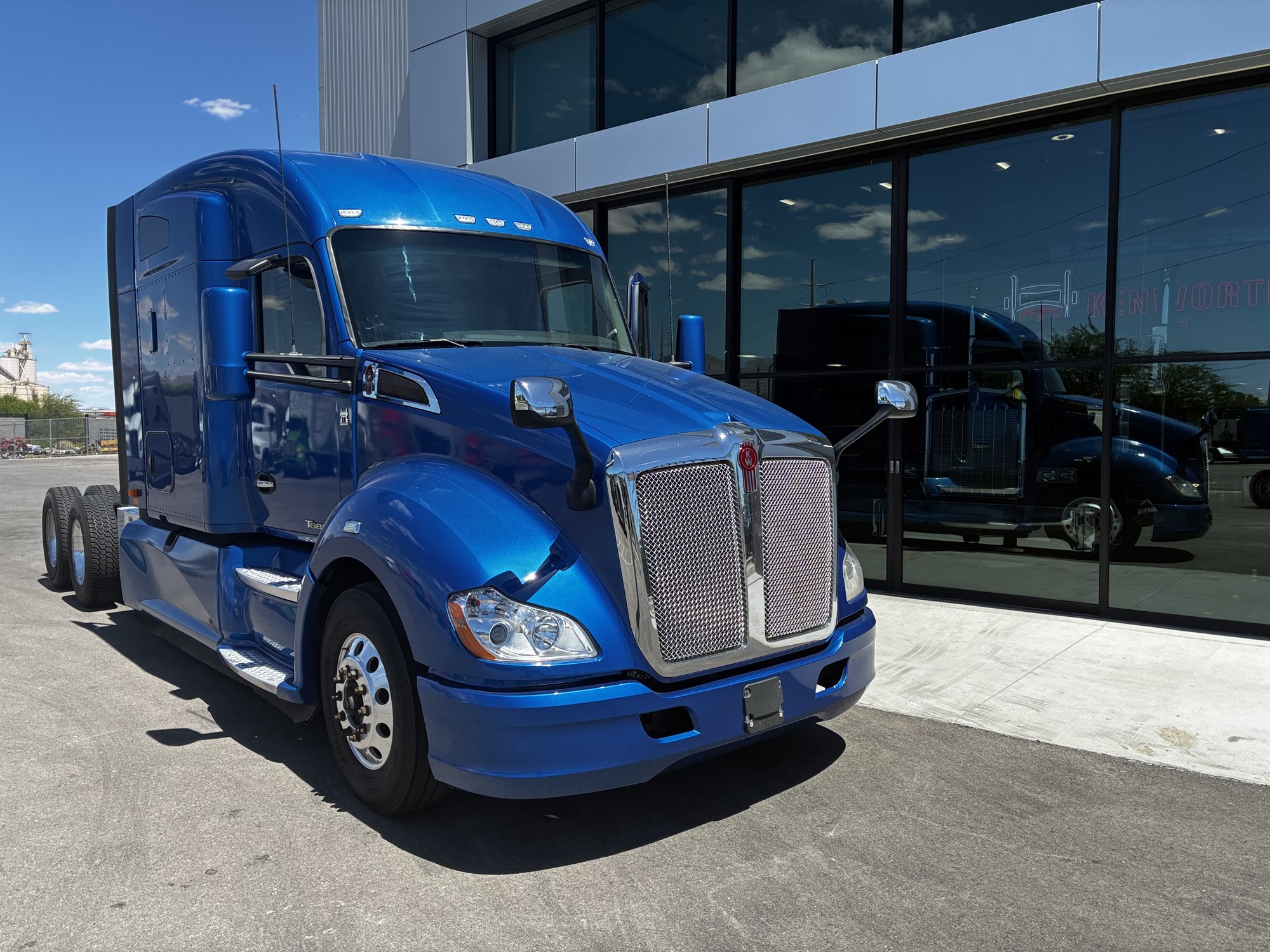 2021 Kenworth T680 - image 1 of 6