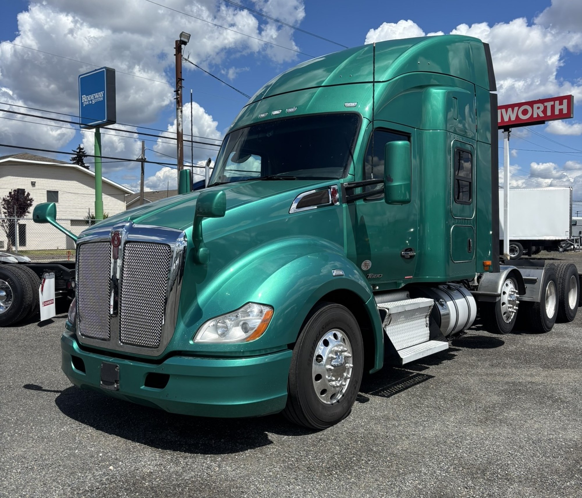2021 Kenworth T680 2021 Kenworth T680 - image 1 of 6