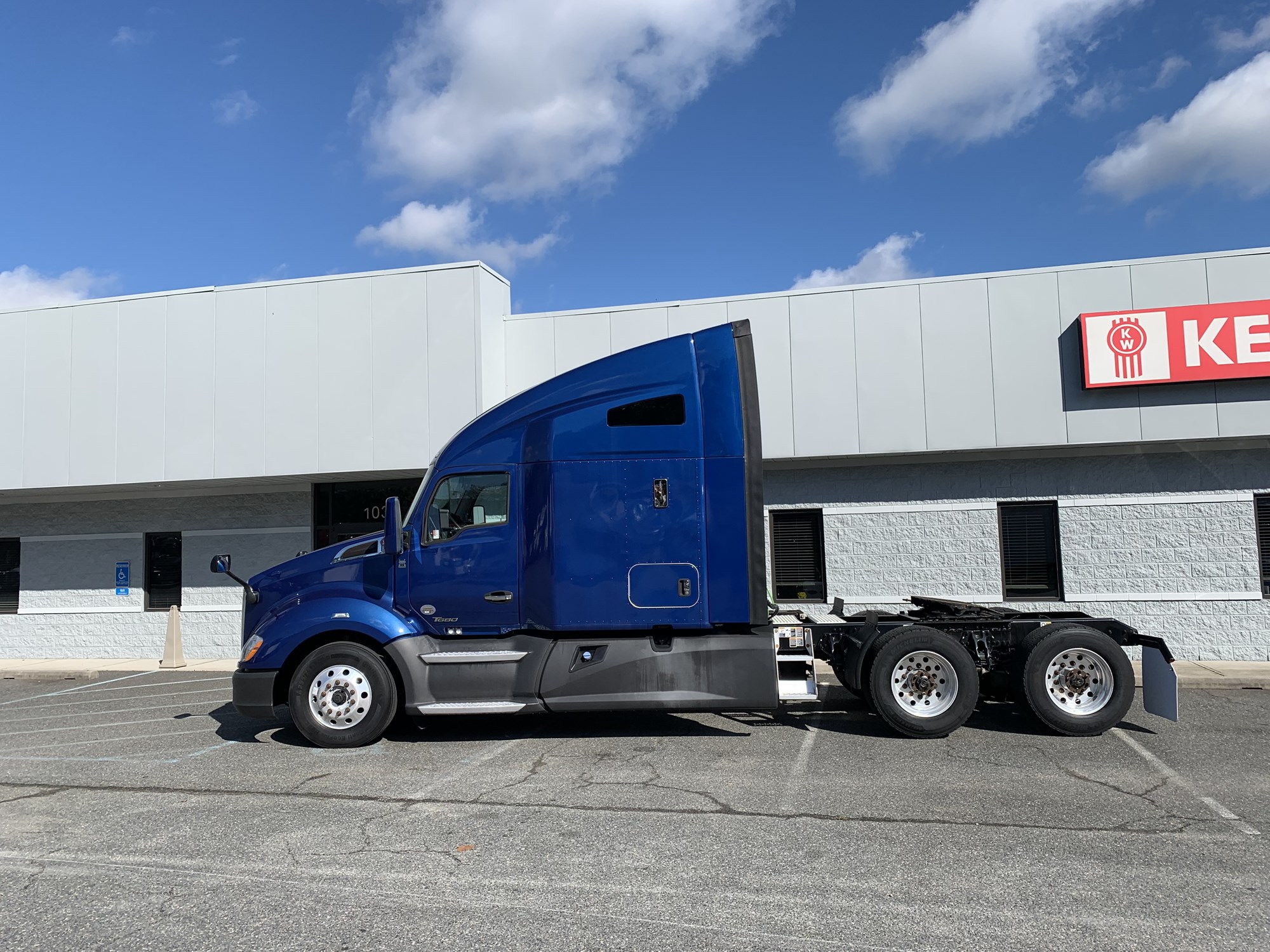 2021 Kenworth T680 2021 Kenworth T680 - image 3 of 6
