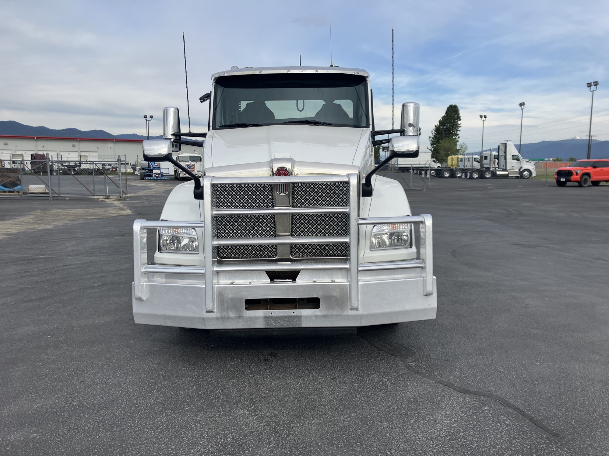 2022 Kenworth T880 - image 2 of 6