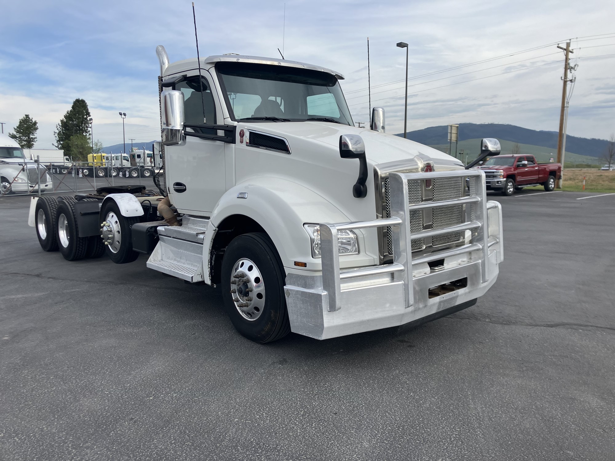 2022 Kenworth T880 - image 3 of 6