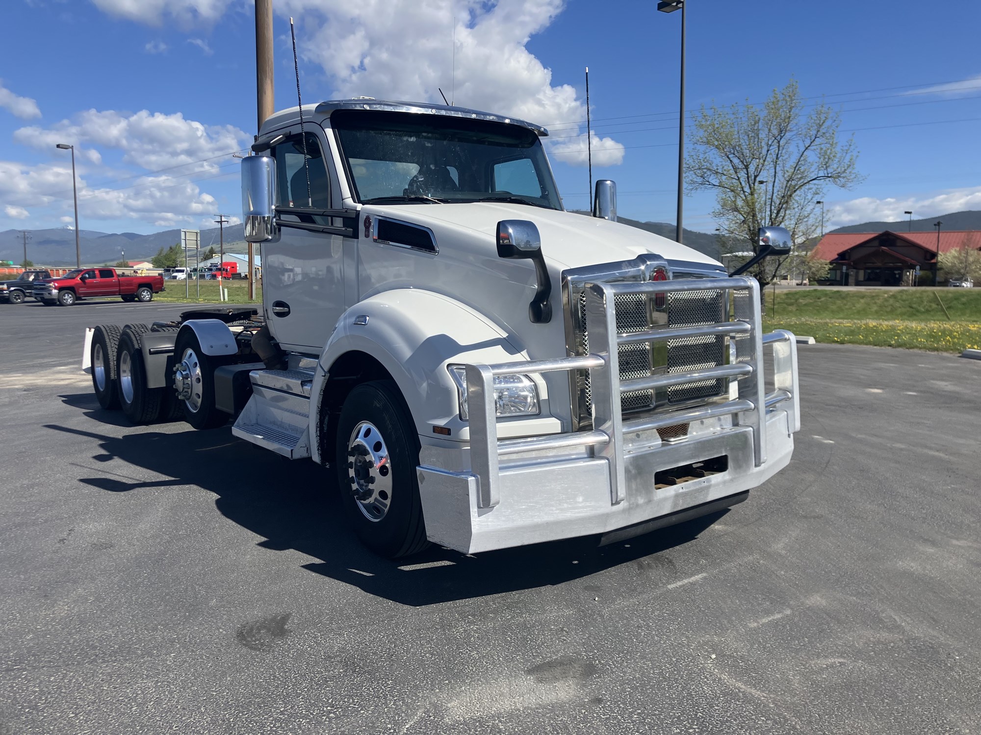 2022 Kenworth T880 - image 3 of 6