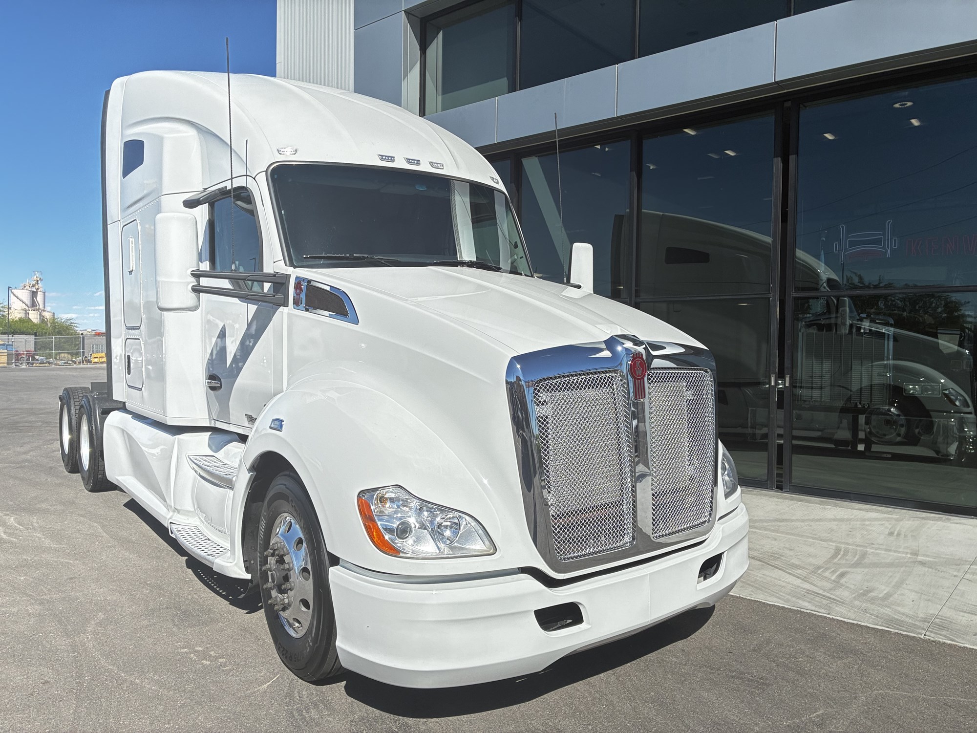 2022 Kenworth T680 2022 Kenworth T680 - image 1 of 6