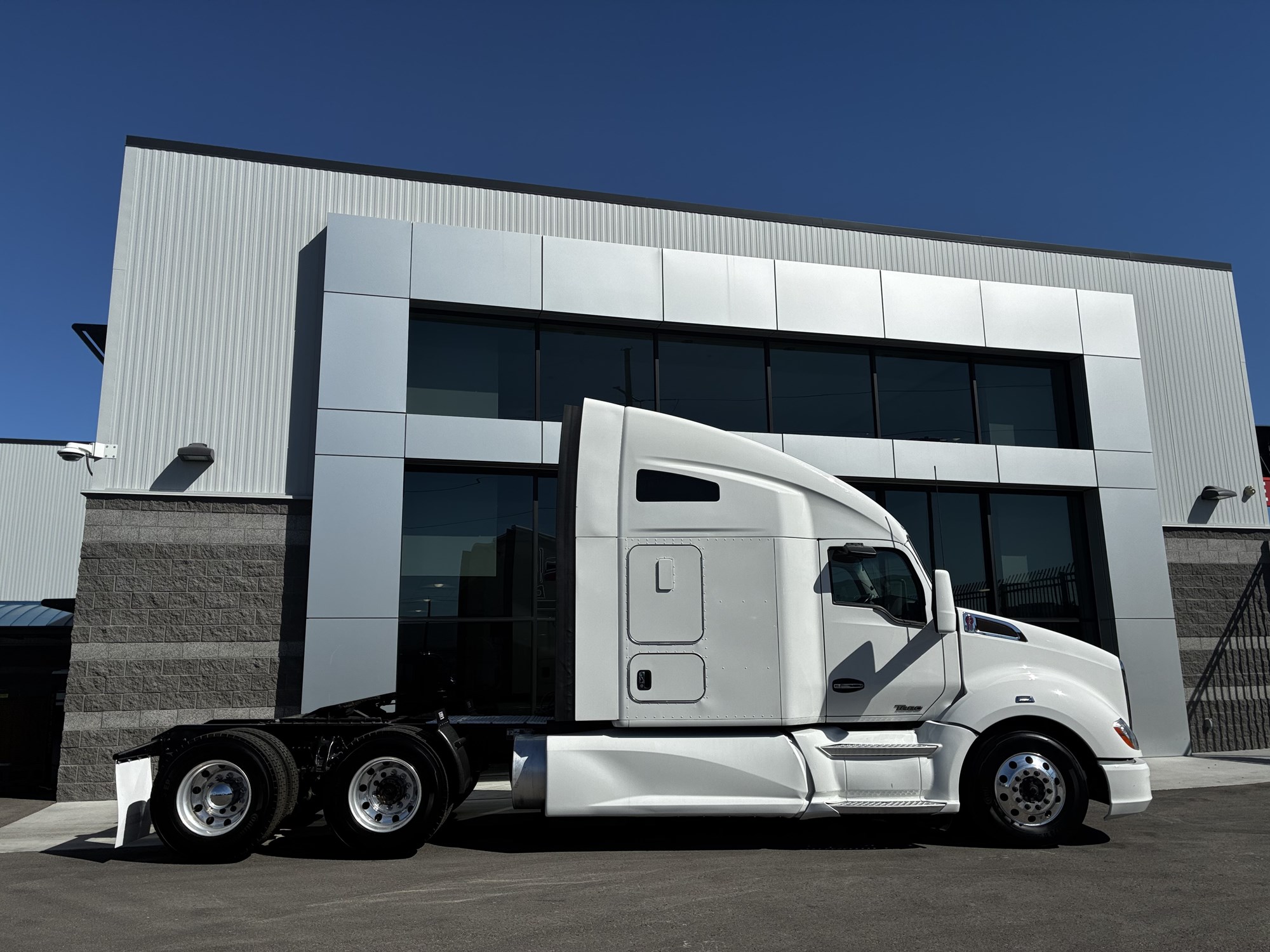 2022 Kenworth T680 2022 Kenworth T680 - image 2 of 6