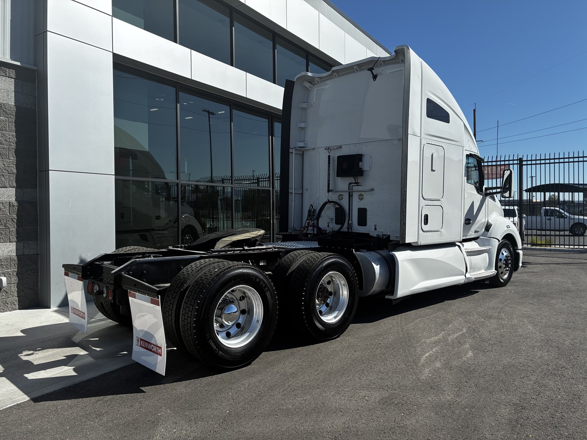 2022 Kenworth T680 2022 Kenworth T680 - image 3 of 6