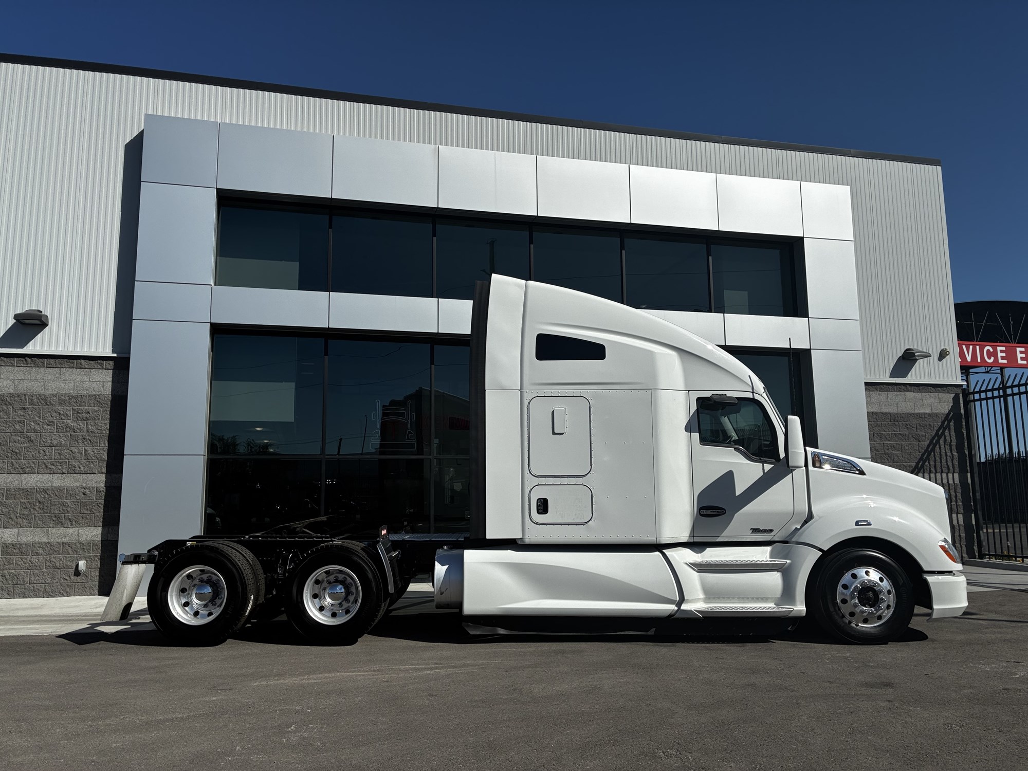 2022 Kenworth T680 2022 Kenworth T680 - image 2 of 6
