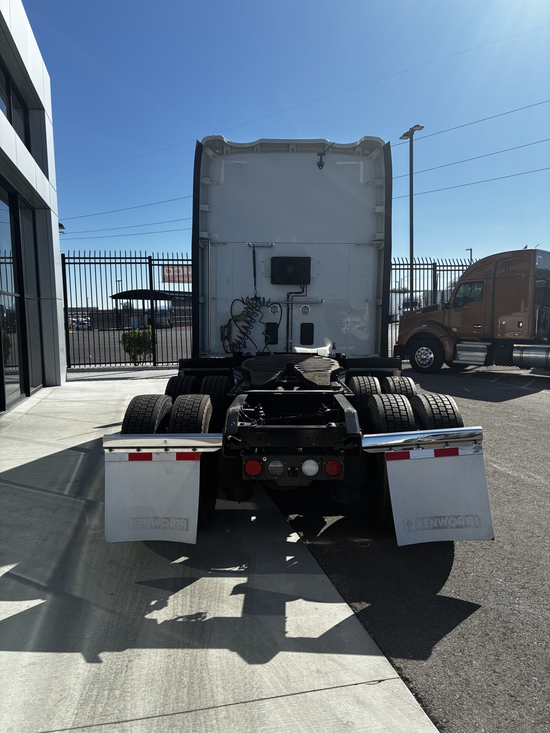 2022 Kenworth T680 2022 Kenworth T680 - image 4 of 6