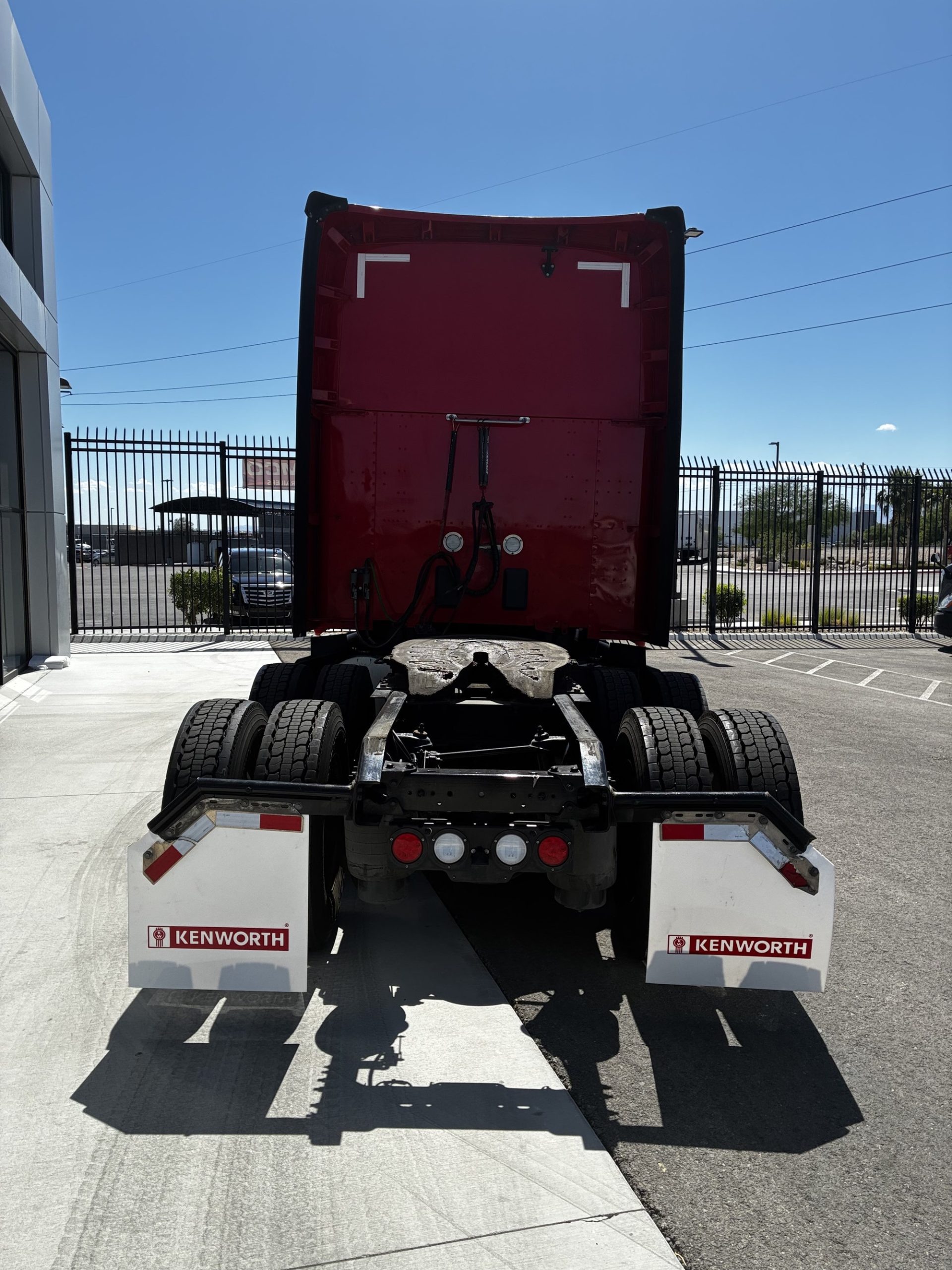 2022 Kenworth T680 - image 4 of 6