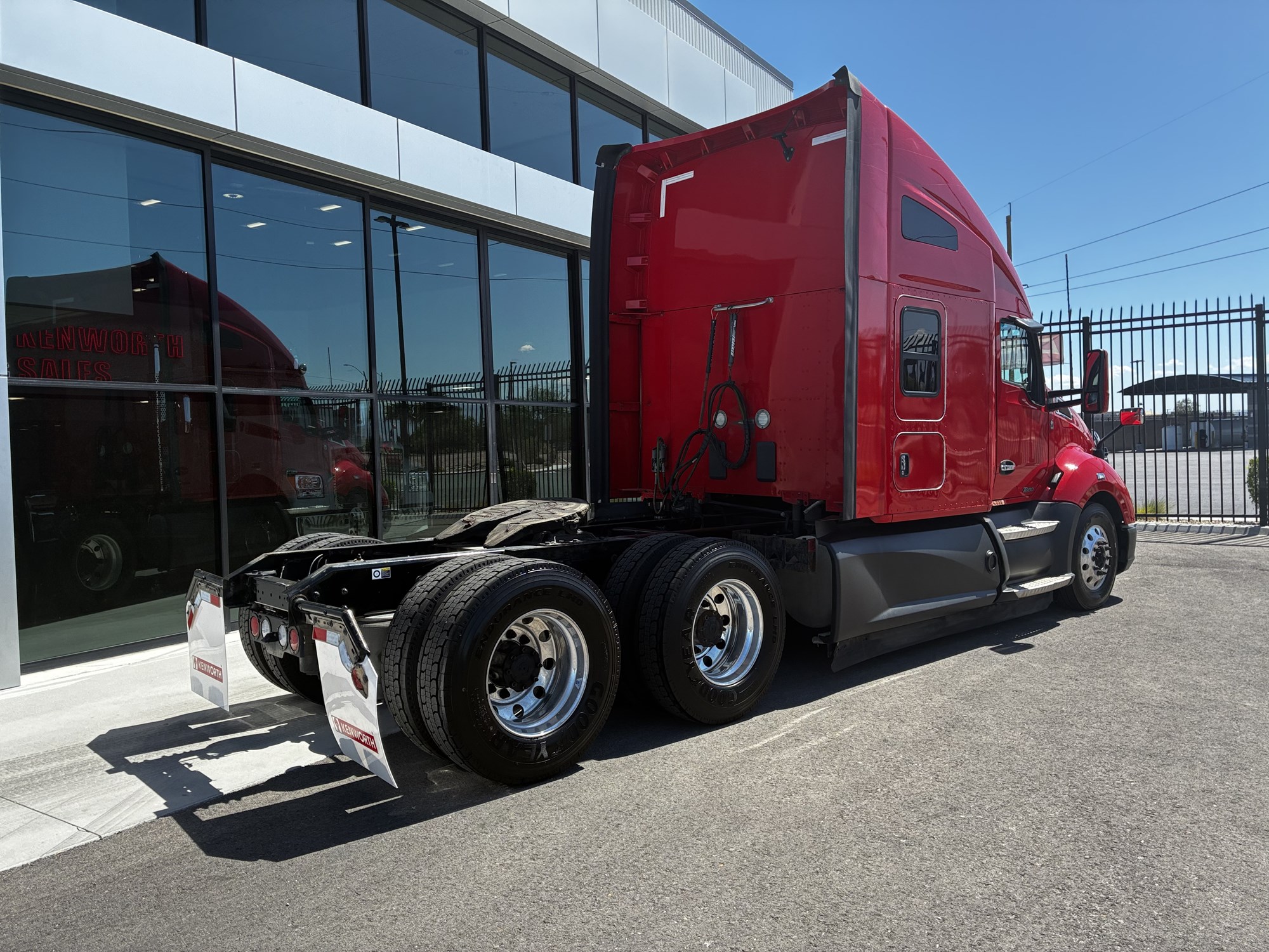 2022 Kenworth T680 - image 3 of 6