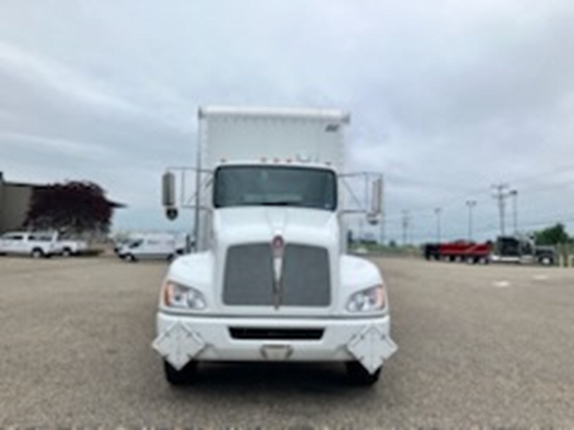 2022 Kenworth T270 - image 2 of 5