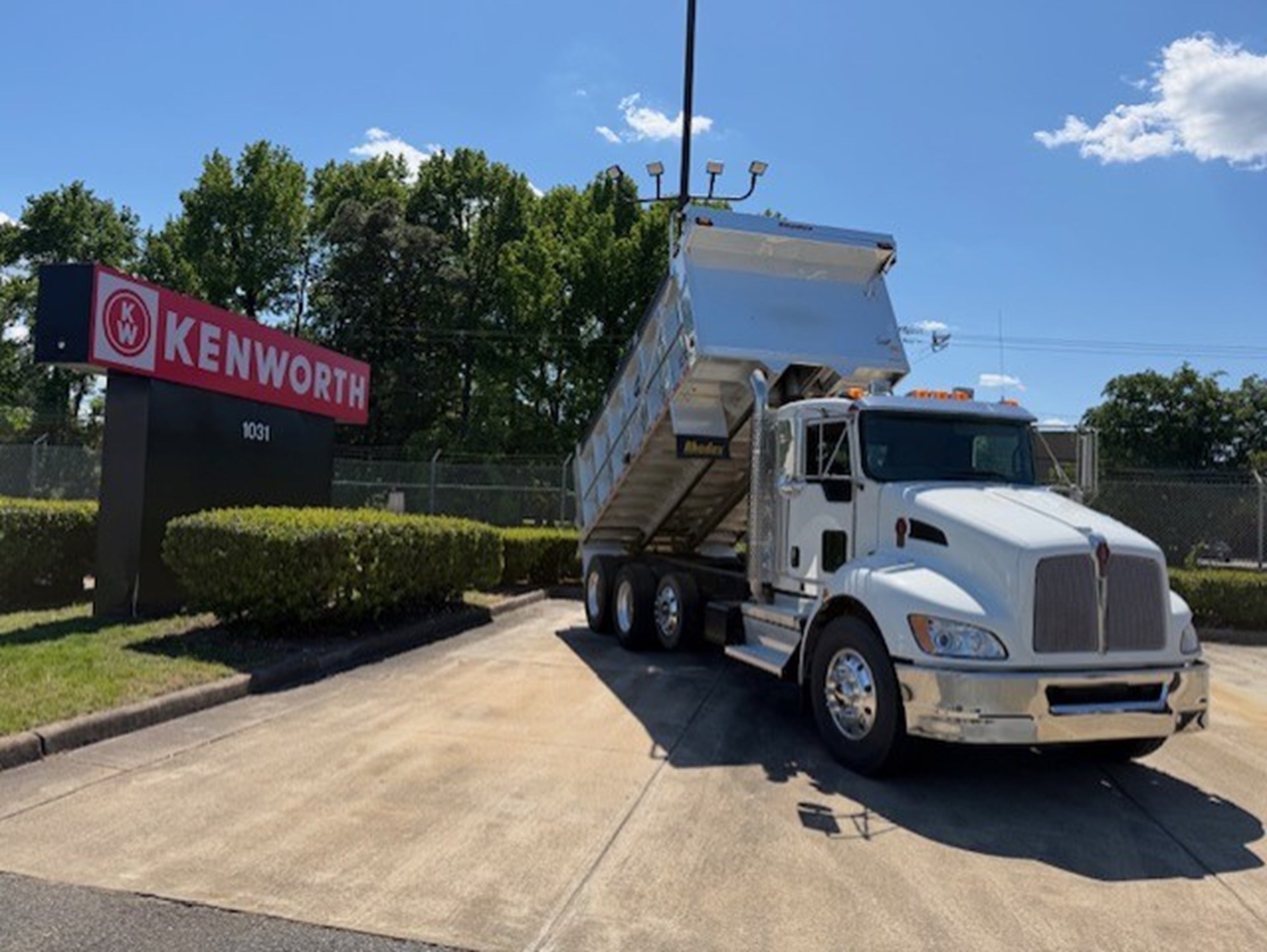 2022 Kenworth T370 - image 1 of 6