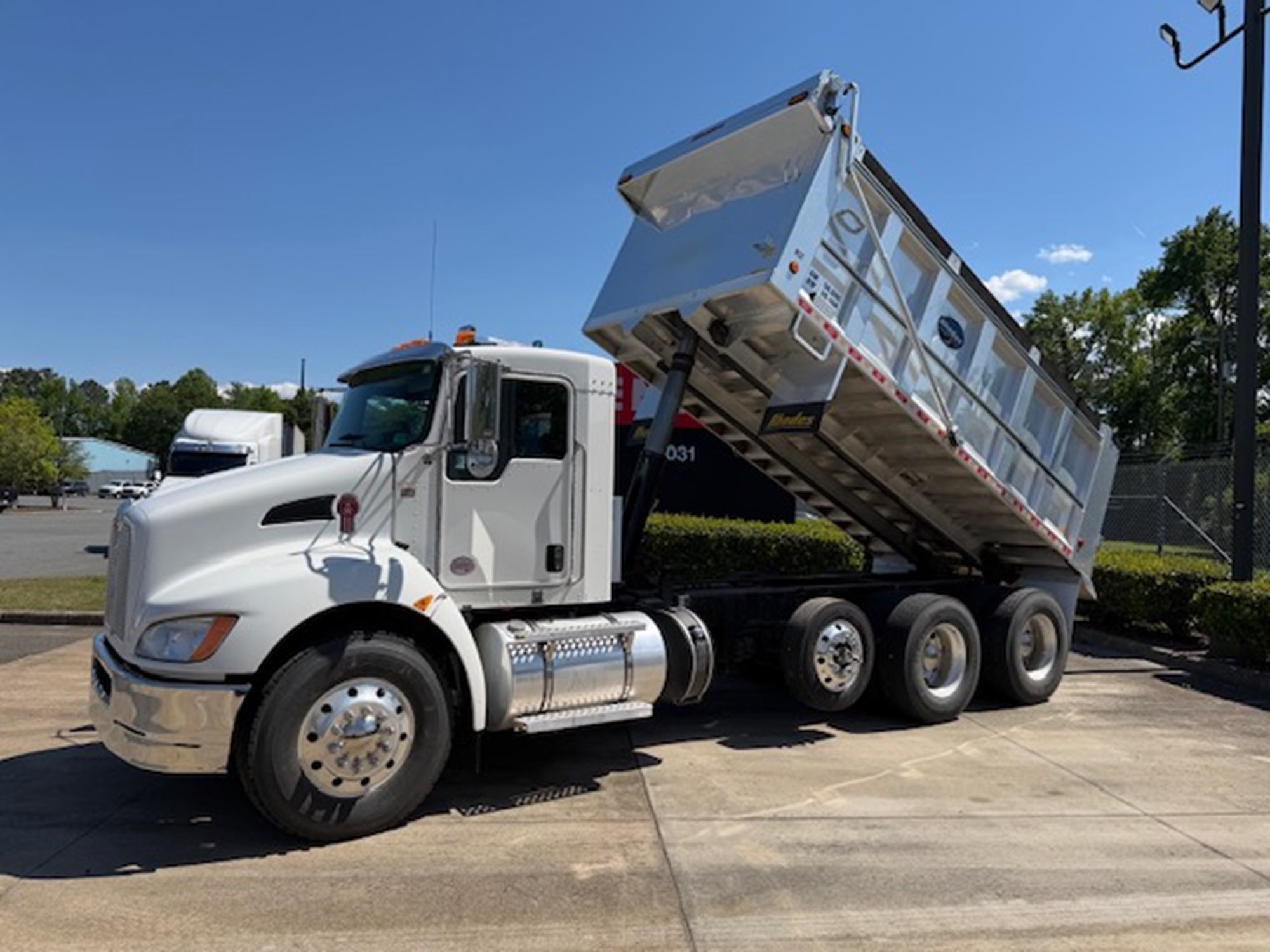 2022 Kenworth T370 - image 2 of 6