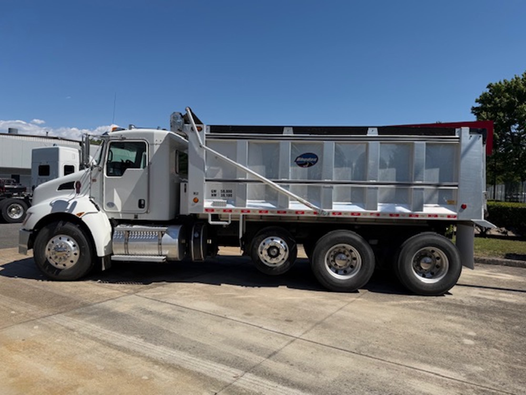 2022 Kenworth T370 - image 3 of 6