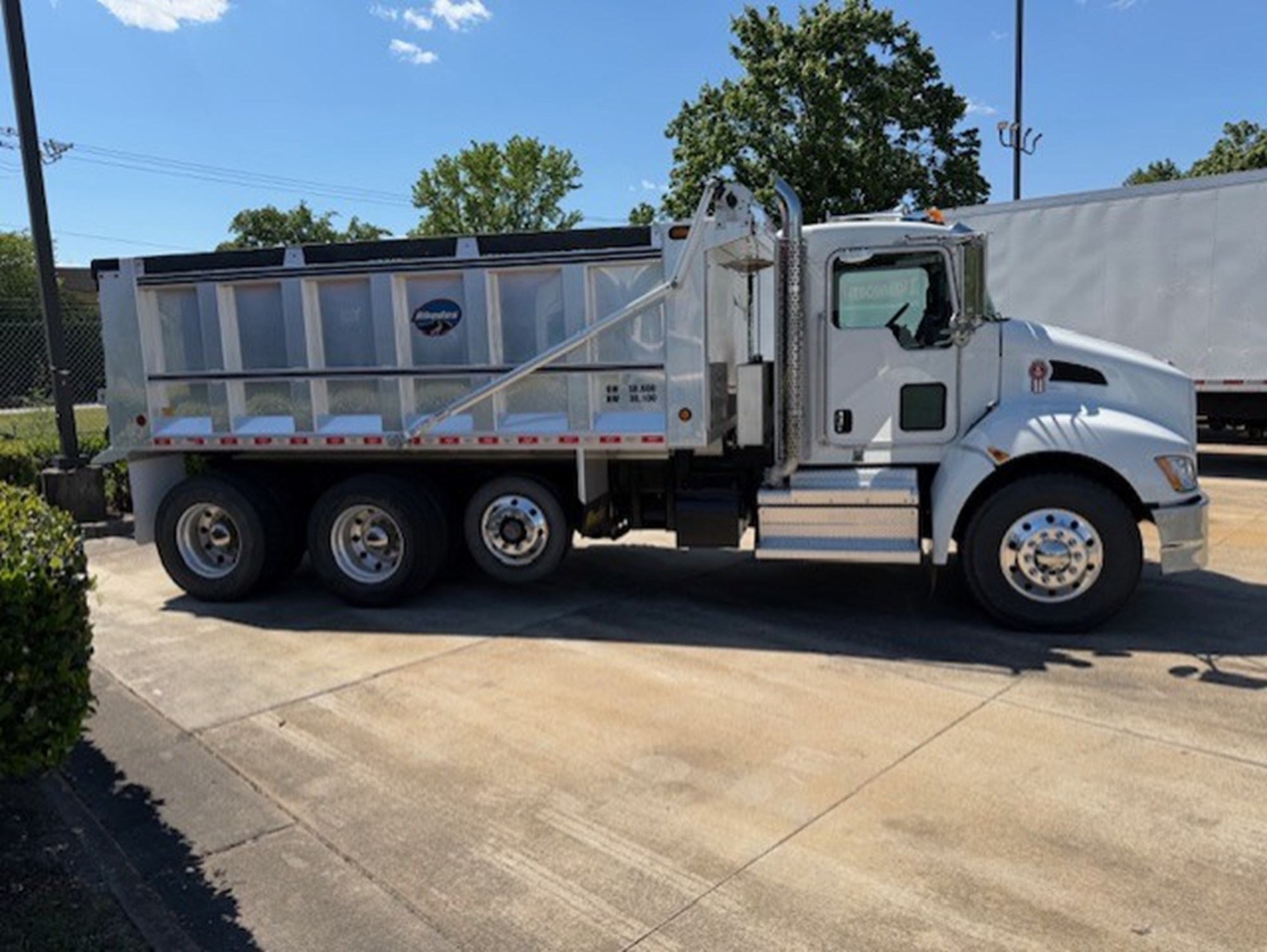 2022 Kenworth T370 - image 5 of 6
