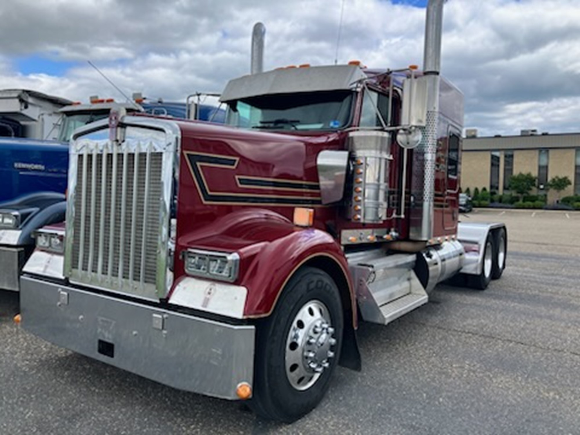 2022 Kenworth W900B - image 1 of 5