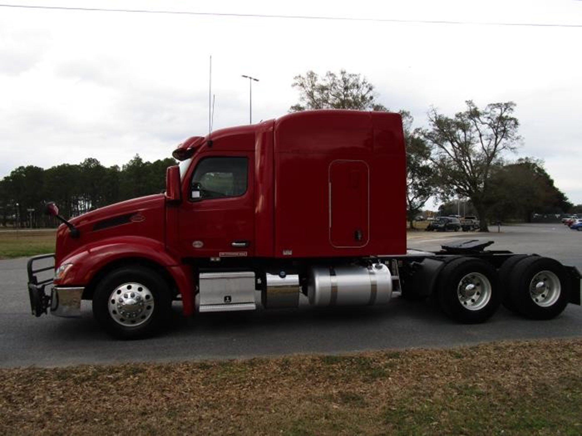 2023 Peterbilt 579 2023 Peterbilt 579 - image 2 of 4