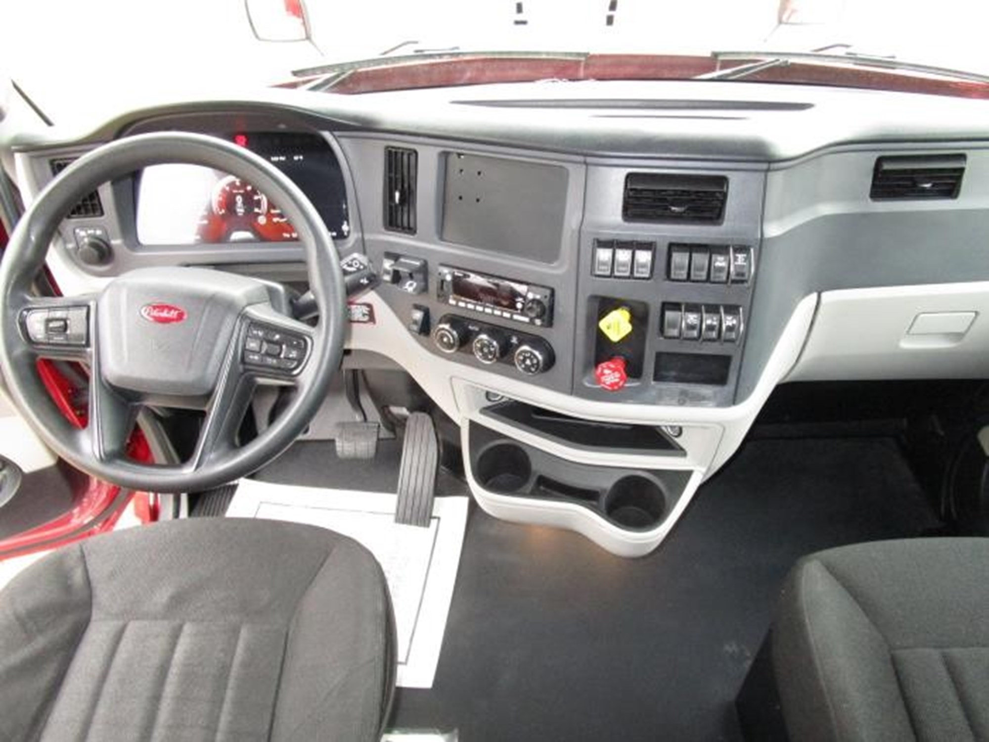 2023 Peterbilt 579 2023 Peterbilt 579 - image 3 of 4