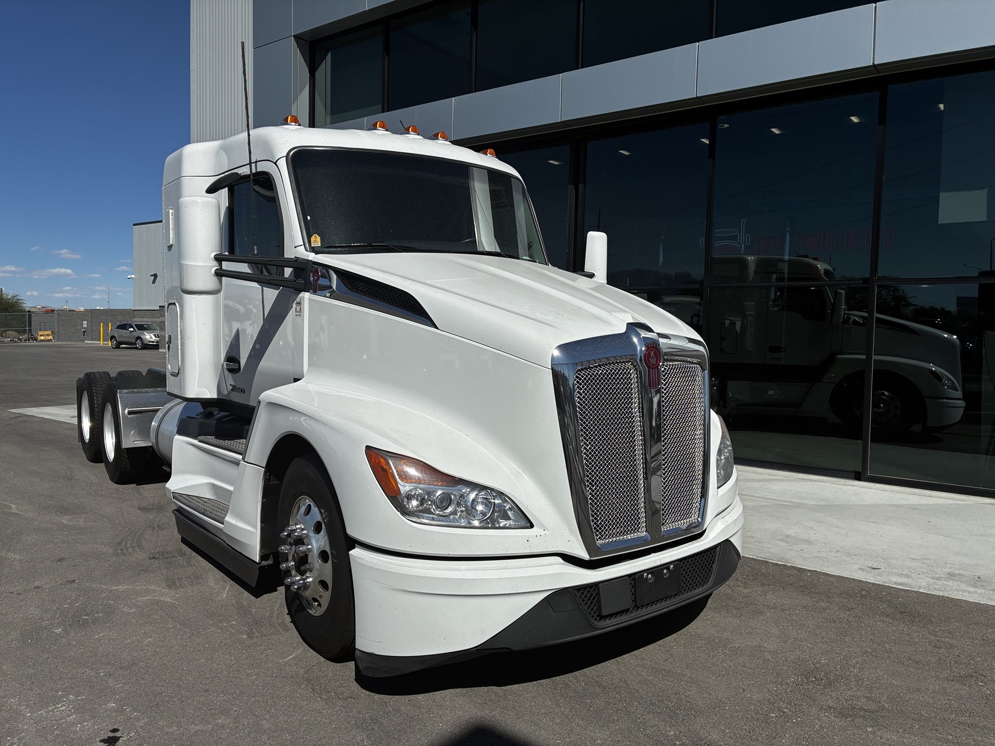 2023 Kenworth T680 2023 Kenworth T680 - image 1 of 6