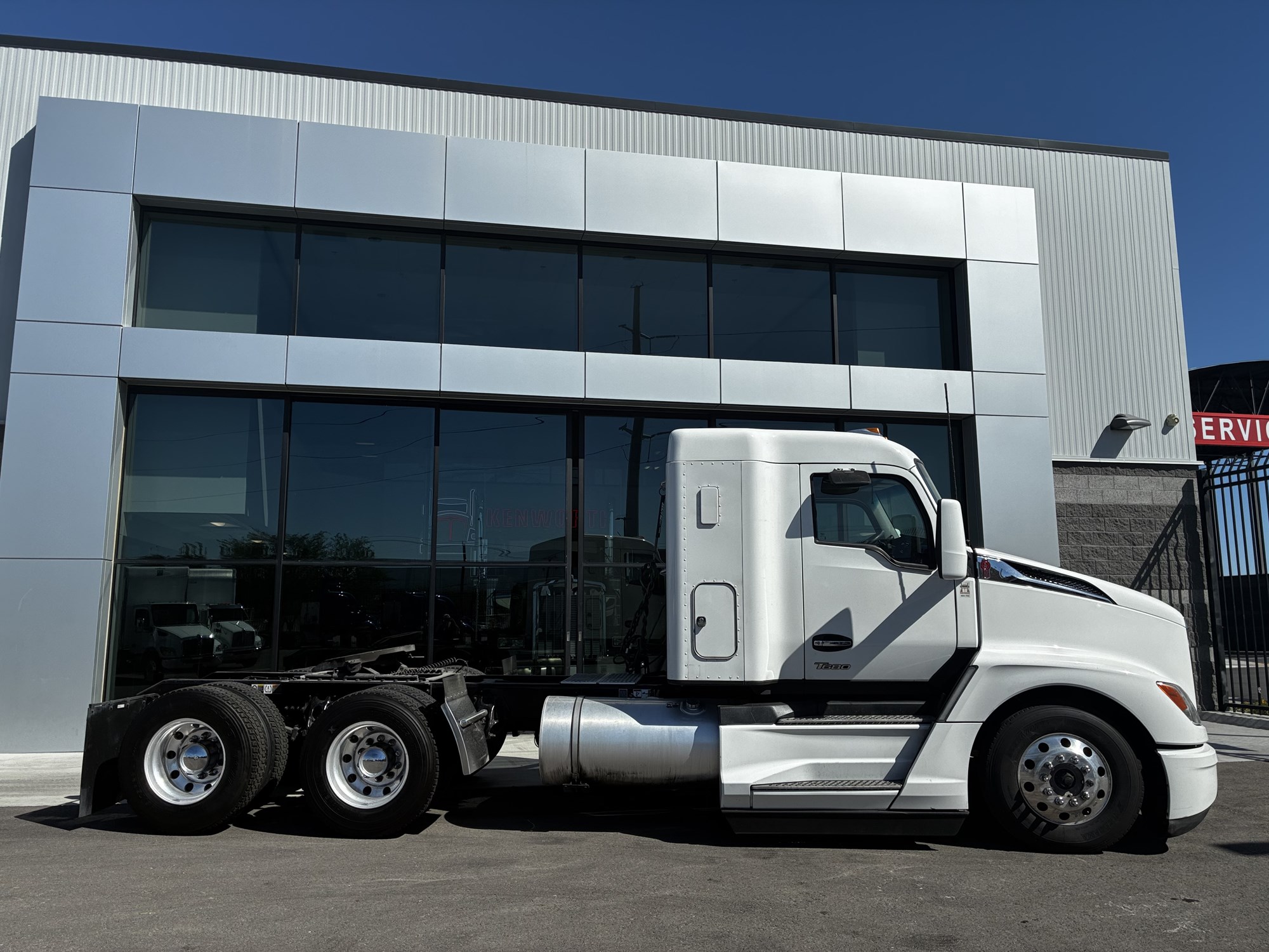 2023 Kenworth T680 2023 Kenworth T680 - image 2 of 6